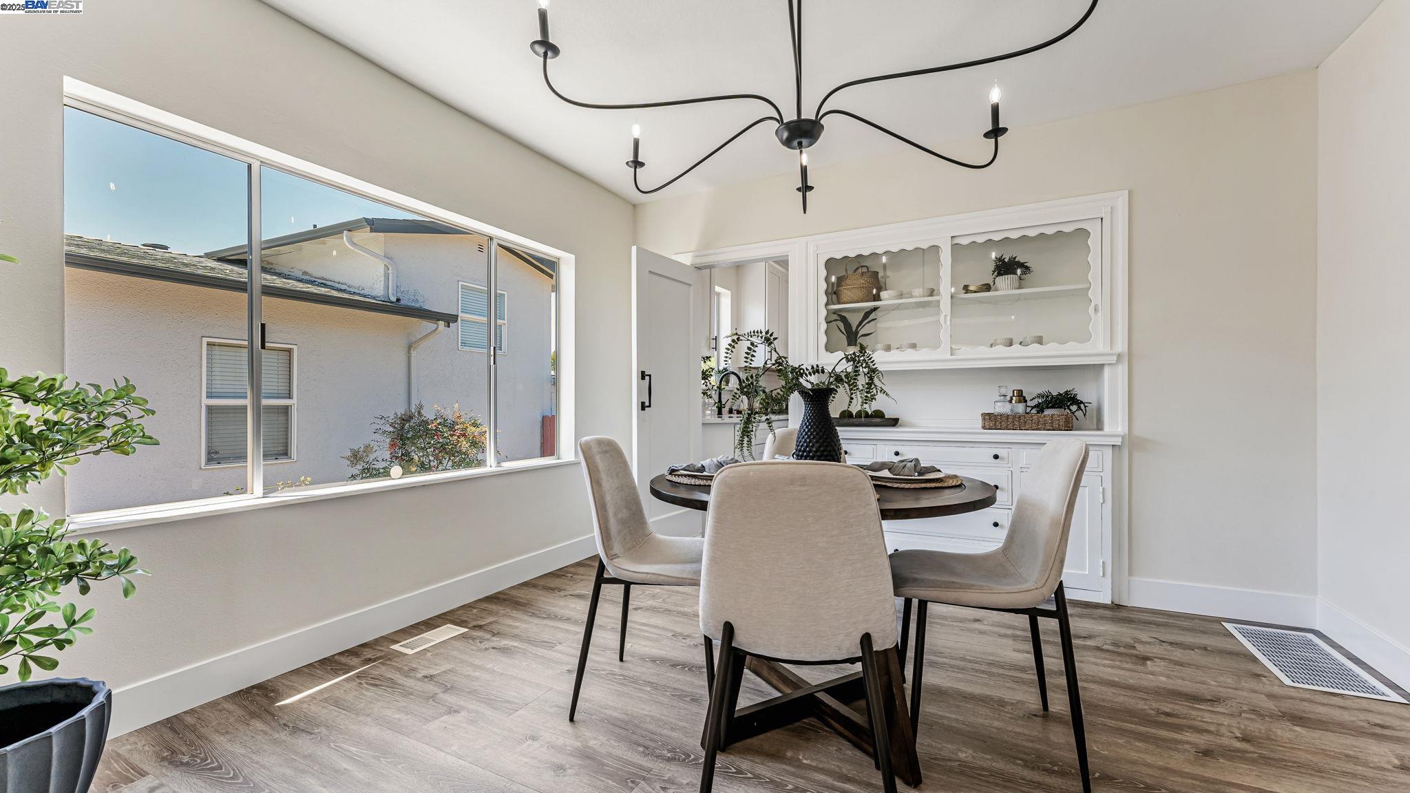 Detail Gallery Image 8 of 23 For 2827 Bartlett St, Oakland,  CA 94602 - 3 Beds | 1 Baths