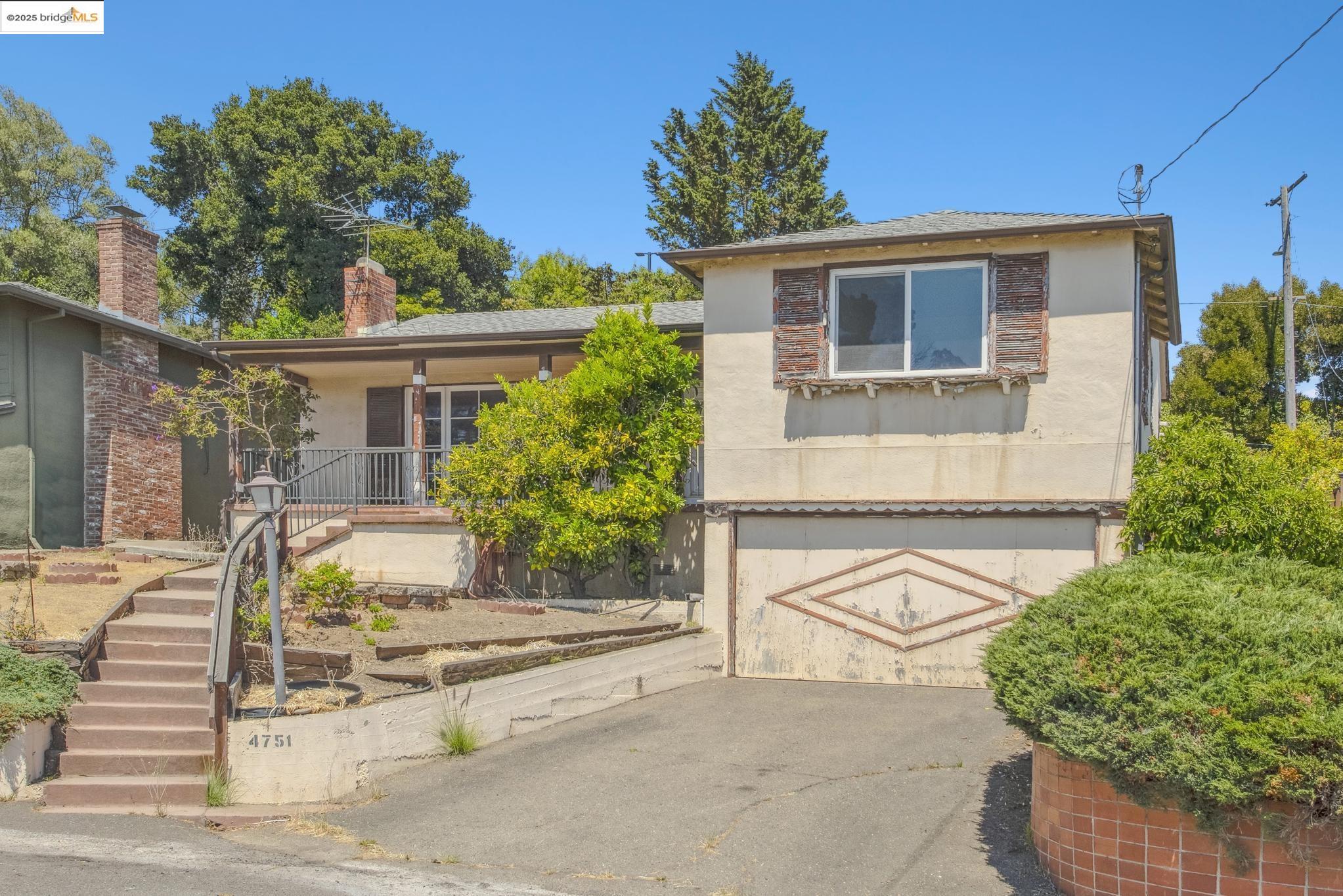 Detail Gallery Image 3 of 60 For 4751 Lincoln Ave, Oakland,  CA 94602 - 2 Beds | 1 Baths