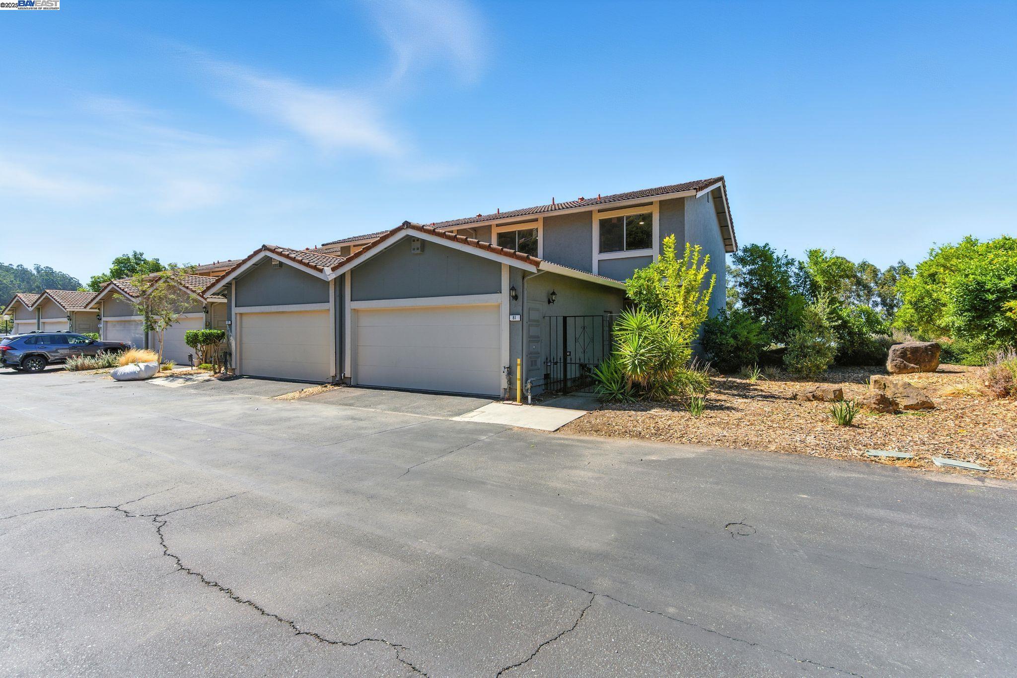 Detail Gallery Image 1 of 34 For 81 Mountain Valley St, Oakland,  CA 94605 - 3 Beds | 2/1 Baths