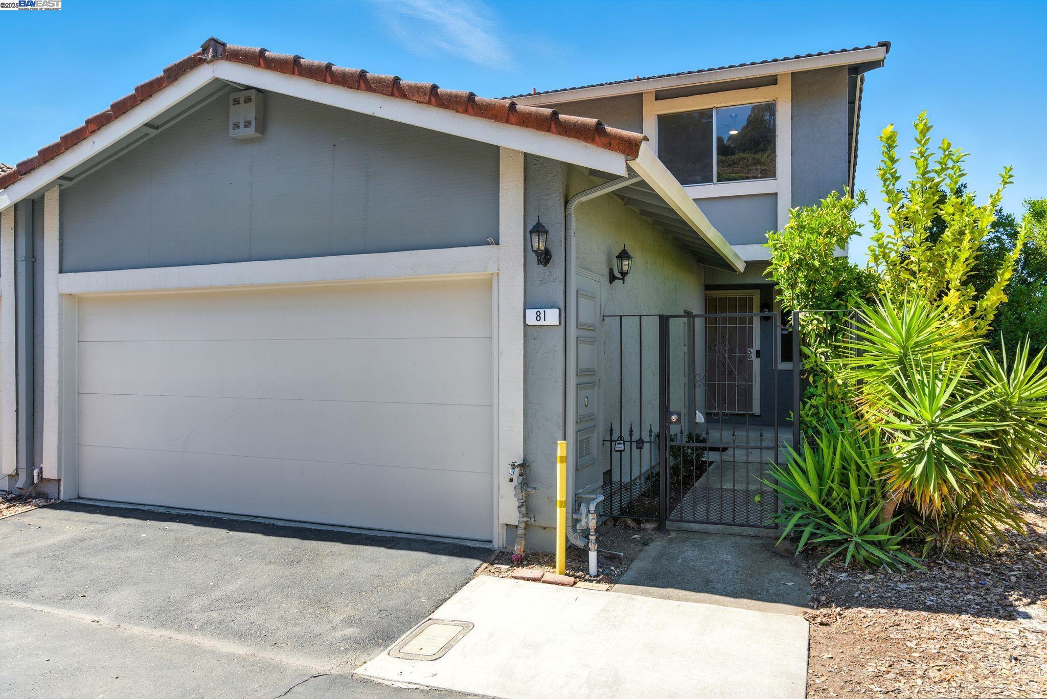 Detail Gallery Image 2 of 34 For 81 Mountain Valley St, Oakland,  CA 94605 - 3 Beds | 2/1 Baths