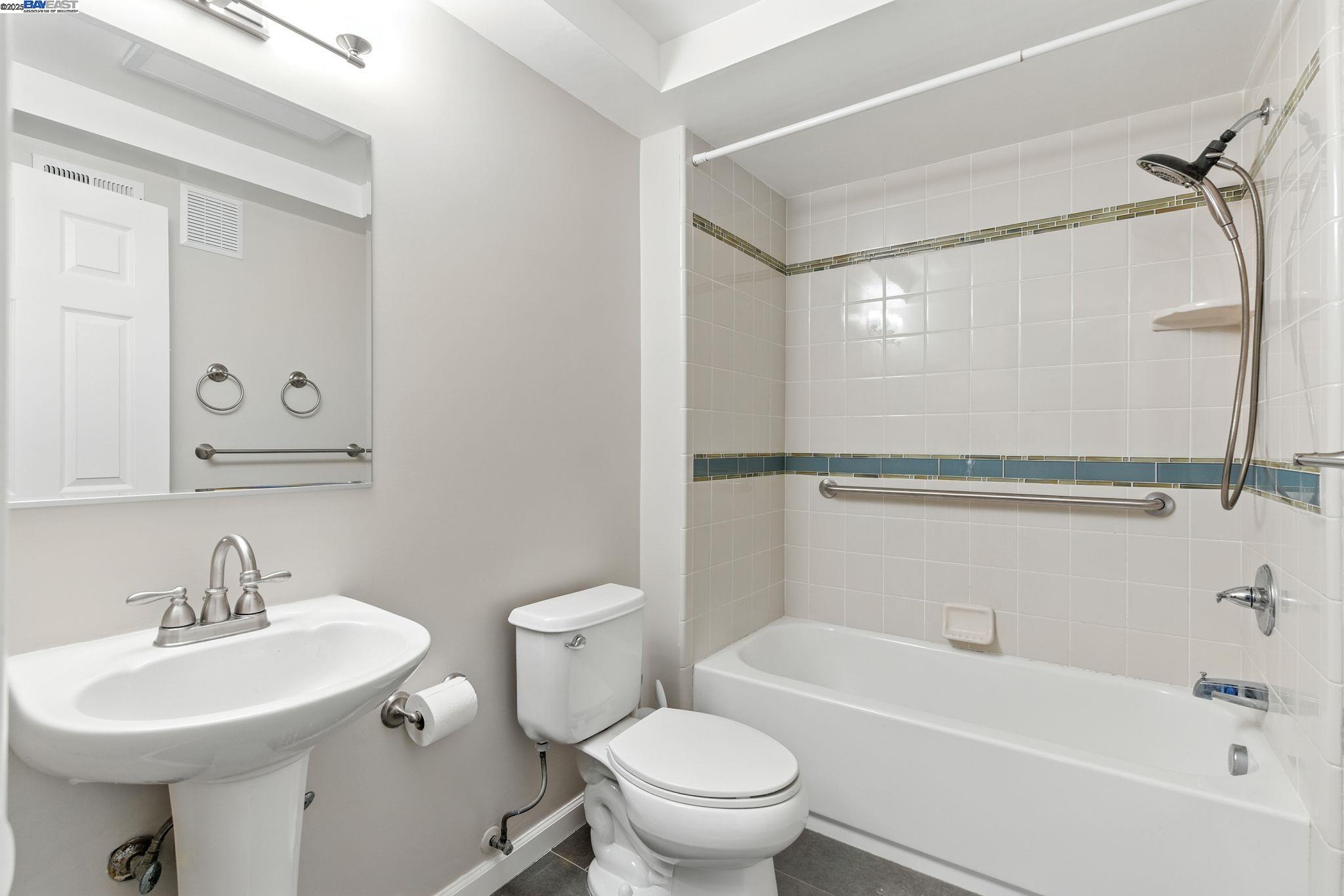 Detail Gallery Image 26 of 34 For 81 Mountain Valley St, Oakland,  CA 94605 - 3 Beds | 2/1 Baths