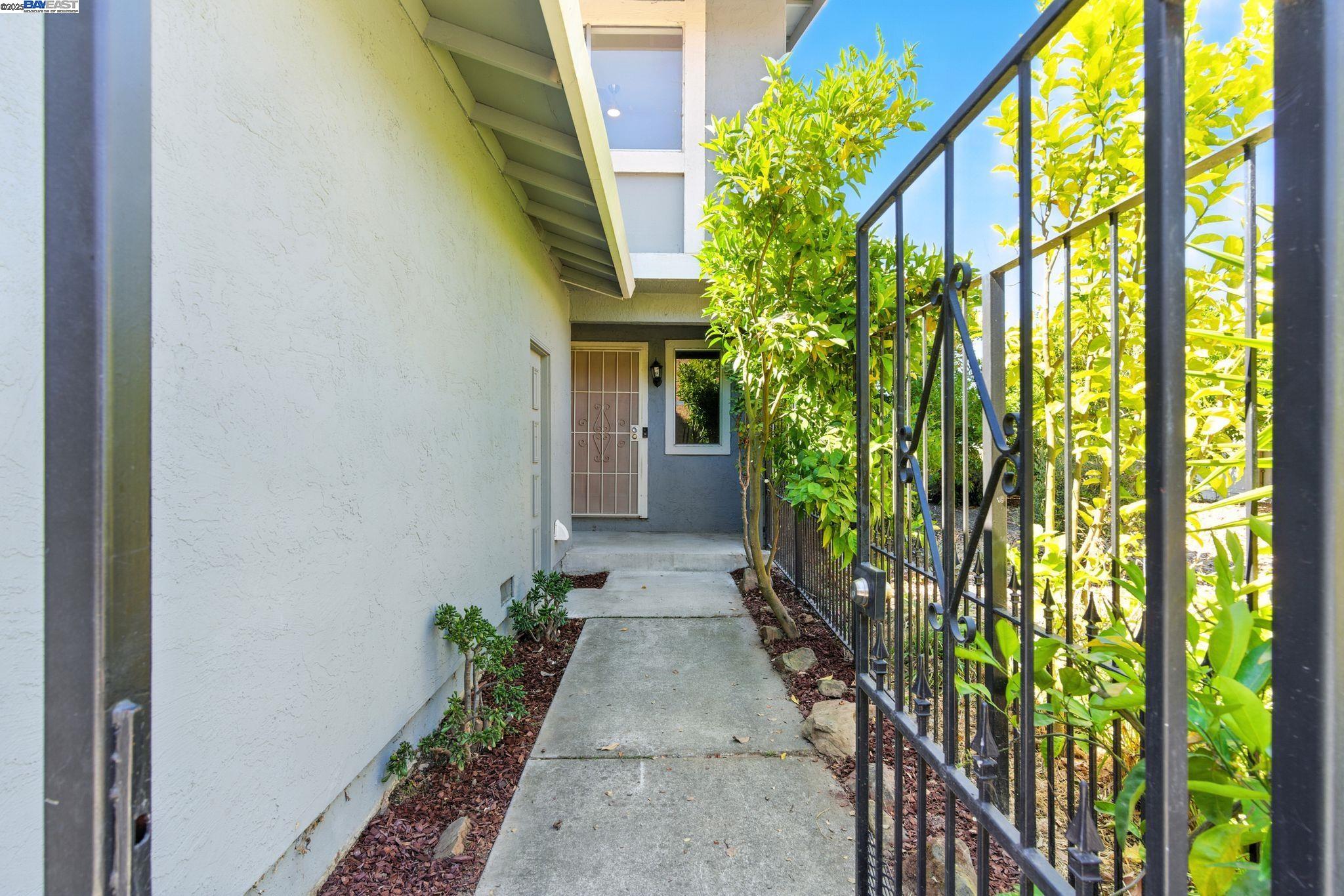 Detail Gallery Image 3 of 34 For 81 Mountain Valley St, Oakland,  CA 94605 - 3 Beds | 2/1 Baths