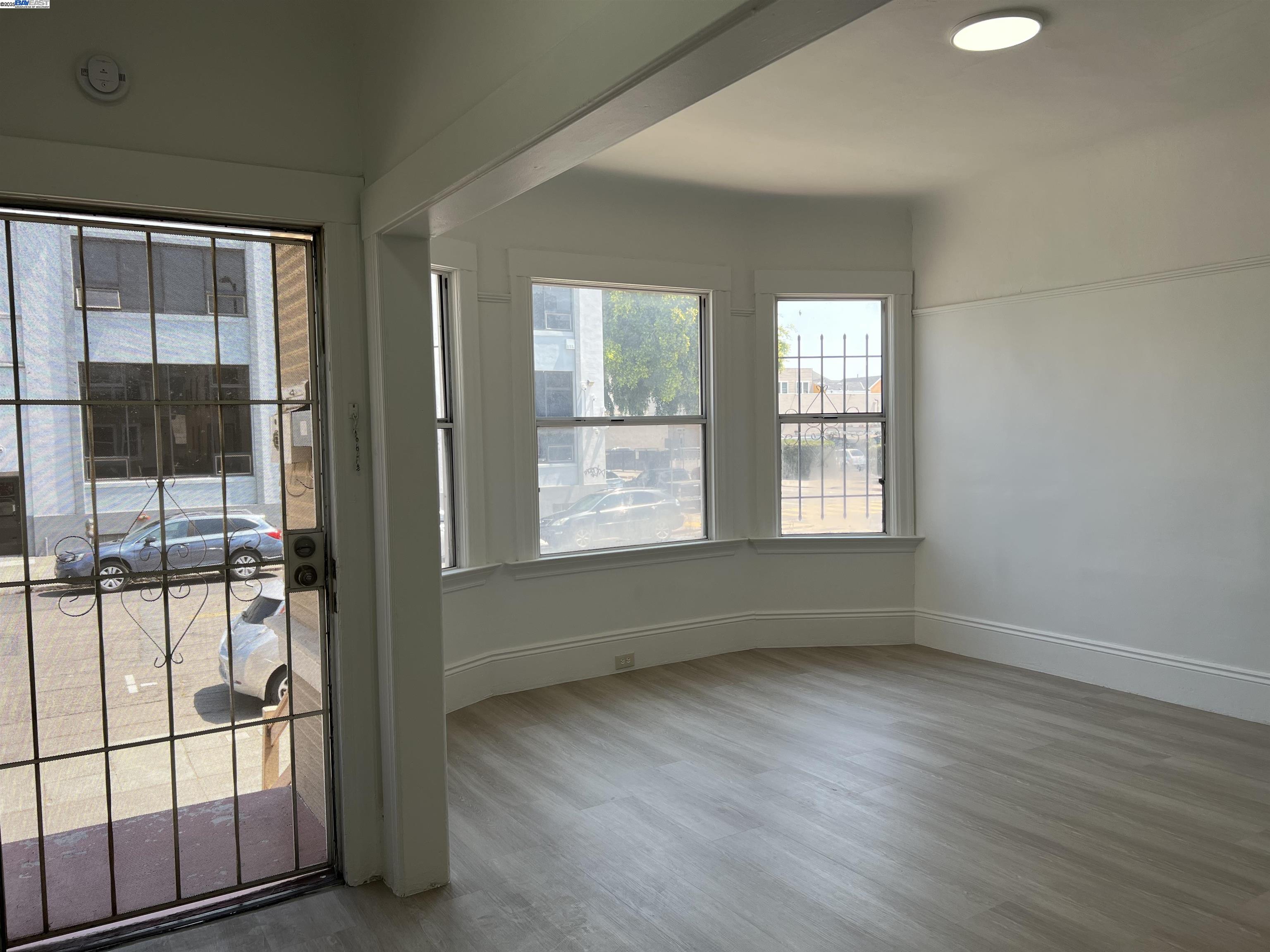Detail Gallery Image 2 of 14 For 905-907 Alice St, Oakland,  CA 94607 - – Beds | – Baths