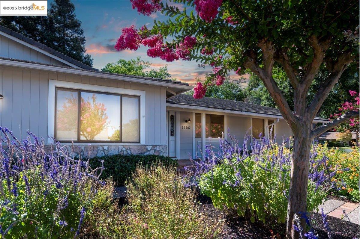 Detail Gallery Image 3 of 46 For 1206 Redlands Way, Concord,  CA 94521 - 4 Beds | 2 Baths