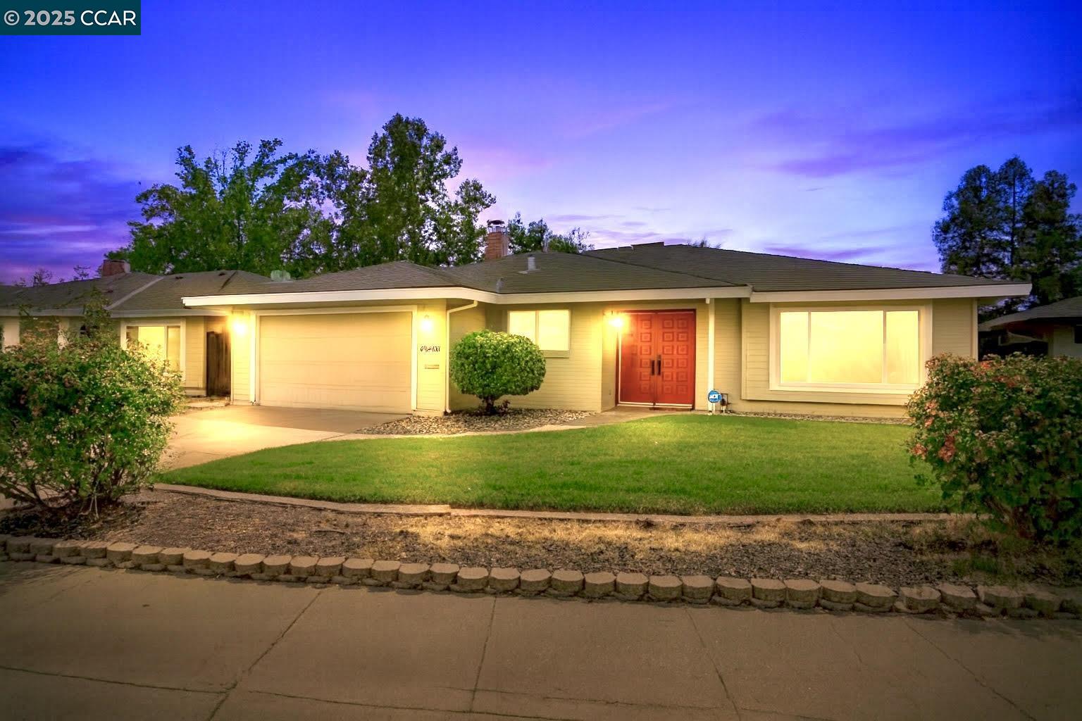 Detail Gallery Image 1 of 31 For 4989 Creek View Way, Sacramento,  CA 95841 - 3 Beds | 2 Baths