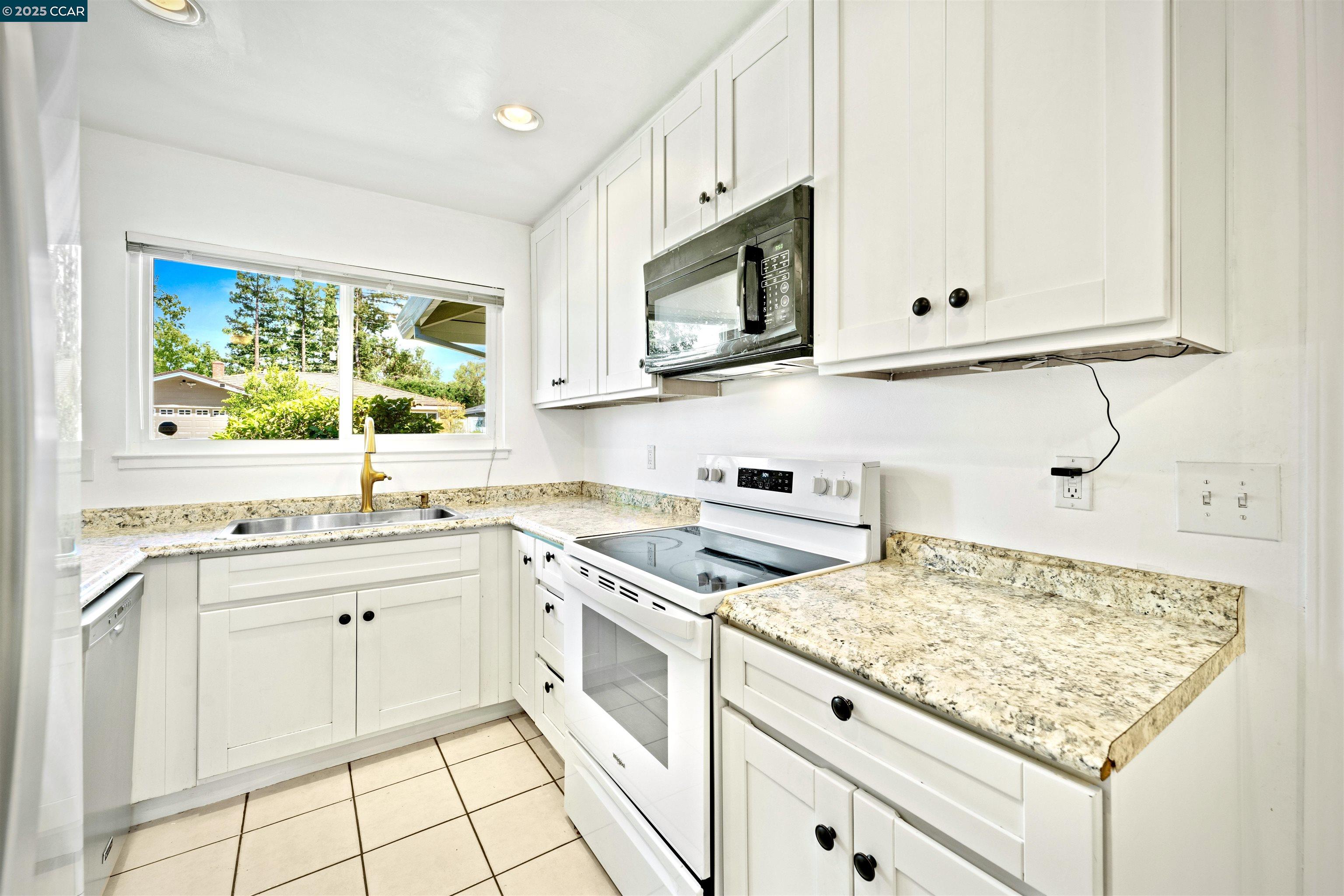 Detail Gallery Image 13 of 31 For 4989 Creek View Way, Sacramento,  CA 95841 - 3 Beds | 2 Baths