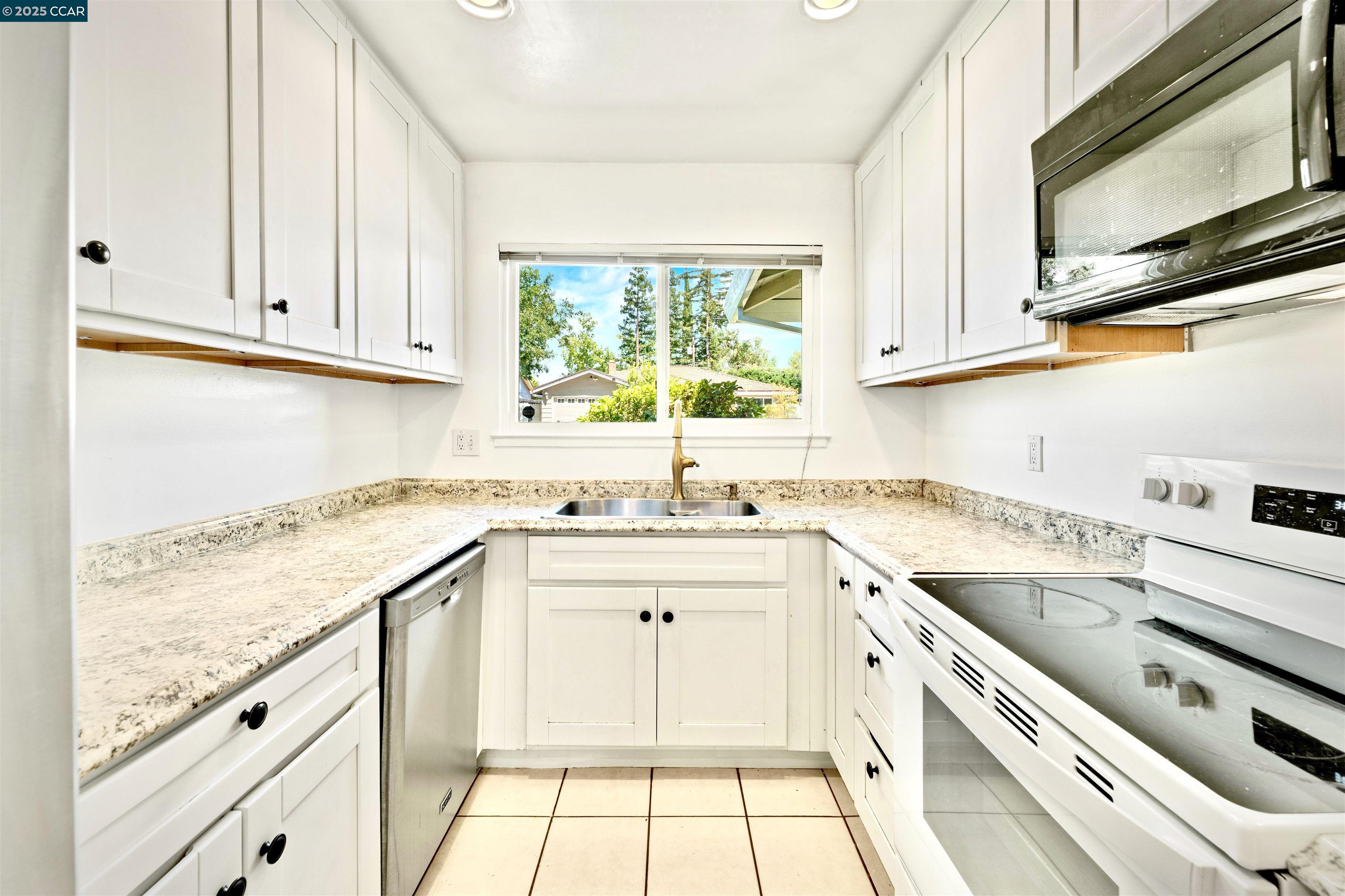 Detail Gallery Image 14 of 31 For 4989 Creek View Way, Sacramento,  CA 95841 - 3 Beds | 2 Baths