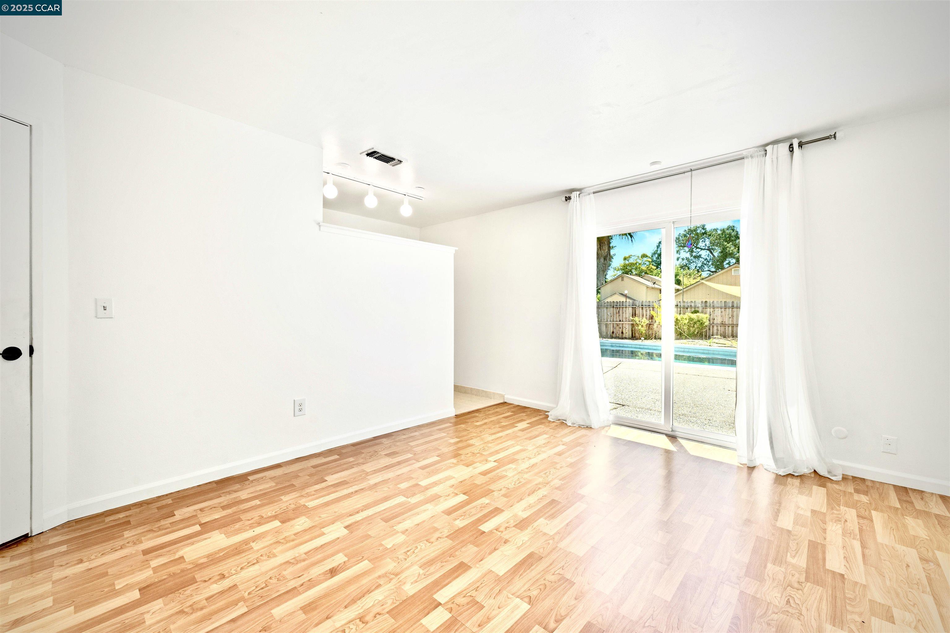 Detail Gallery Image 17 of 31 For 4989 Creek View Way, Sacramento,  CA 95841 - 3 Beds | 2 Baths