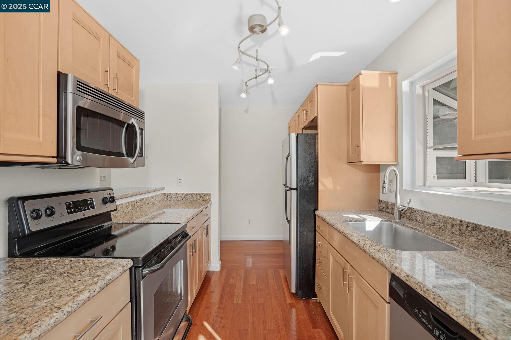 Detail Gallery Image 14 of 30 For 7540 Canyon Meadow Cir #D,  Pleasanton,  CA 94588 - 2 Beds | 2 Baths