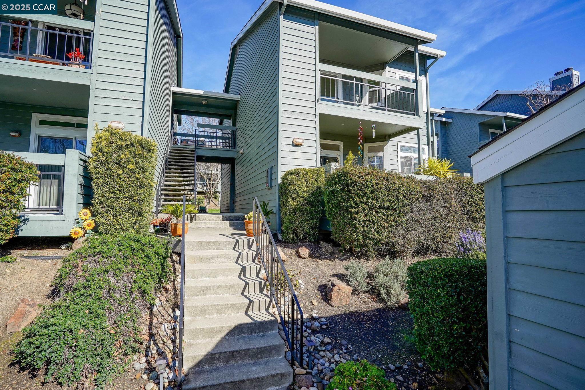 Detail Gallery Image 3 of 30 For 7540 Canyon Meadow Cir #D,  Pleasanton,  CA 94588 - 2 Beds | 2 Baths