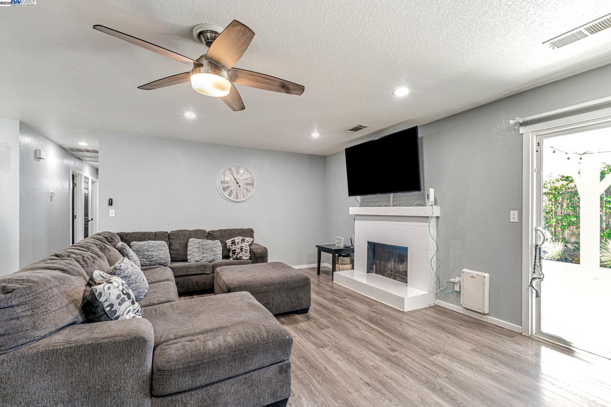Detail Gallery Image 2 of 22 For 1905 Tuxford Pl, Manteca,  CA 95336 - 3 Beds | 2 Baths