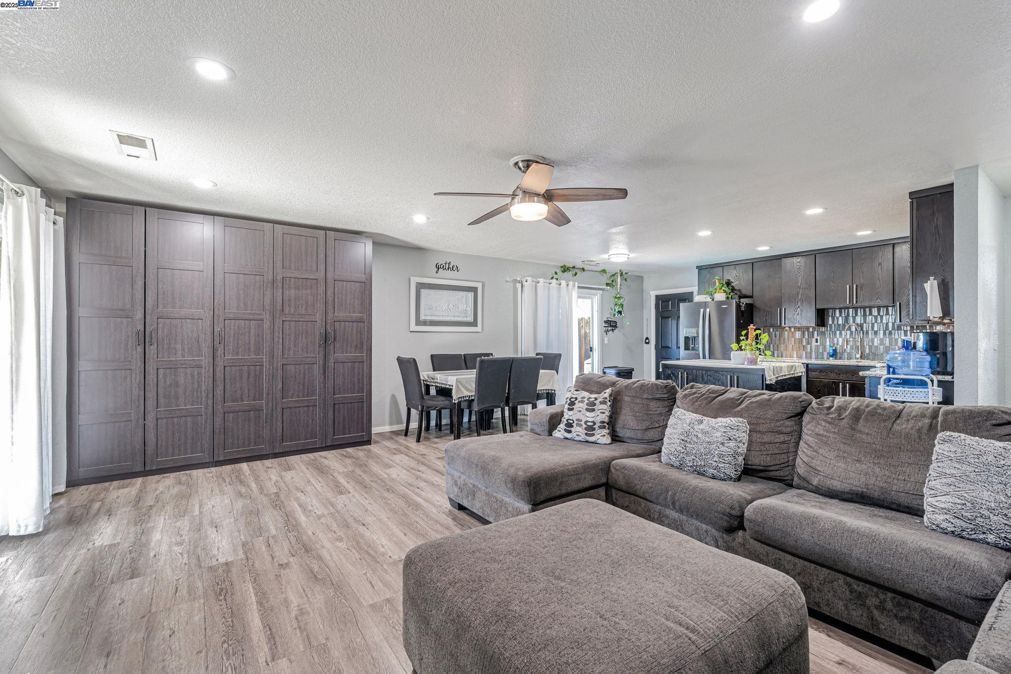 Detail Gallery Image 3 of 22 For 1905 Tuxford Pl, Manteca,  CA 95336 - 3 Beds | 2 Baths