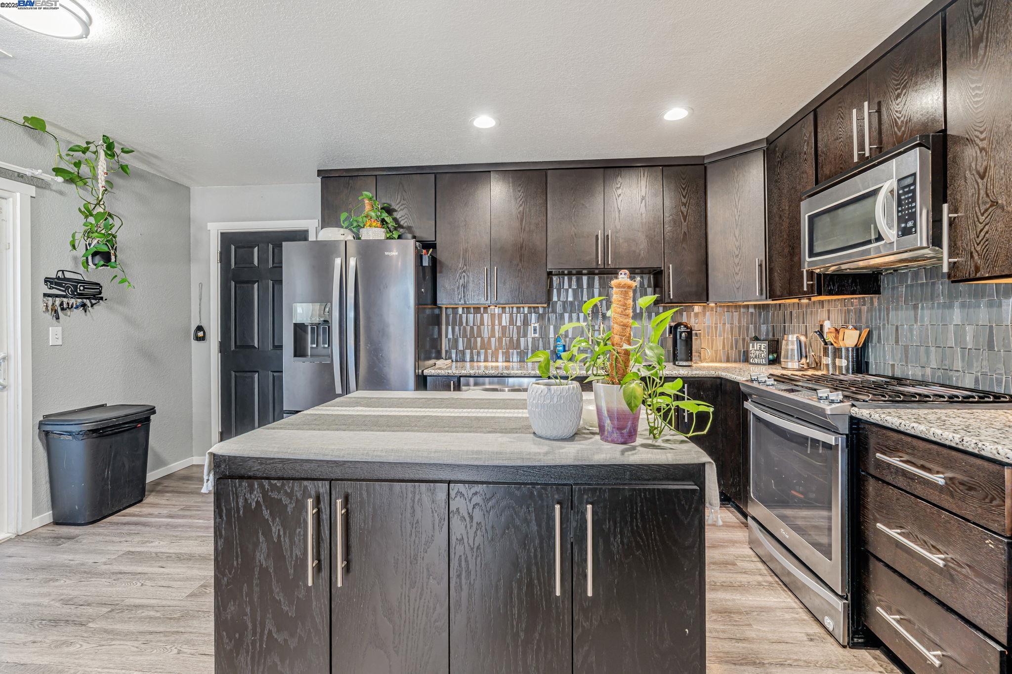 Detail Gallery Image 4 of 22 For 1905 Tuxford Pl, Manteca,  CA 95336 - 3 Beds | 2 Baths