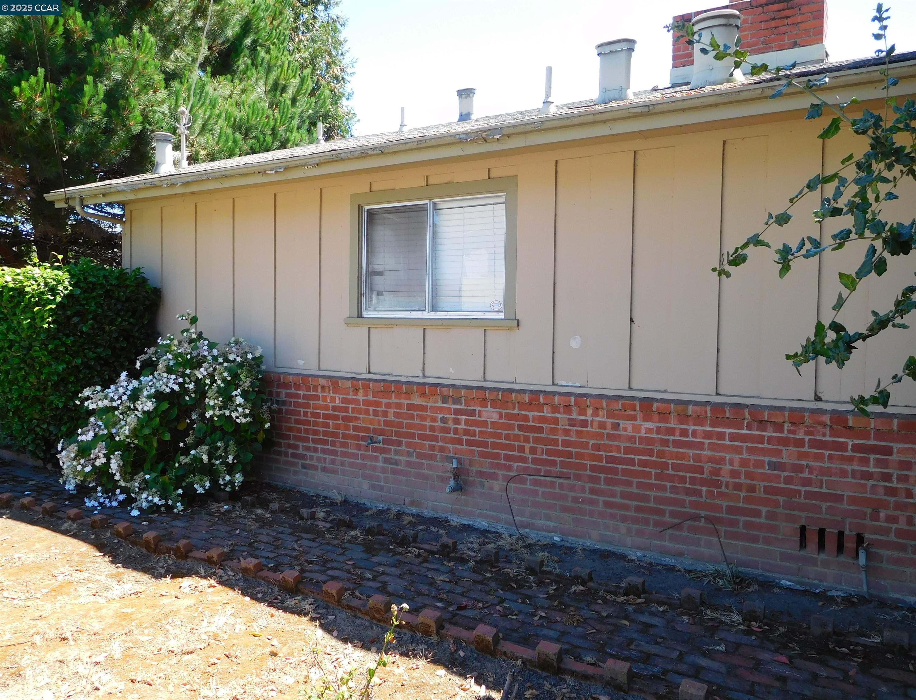 Detail Gallery Image 2 of 7 For 3317 Brookdale Blvd., Castro Valley,  CA 94546 - 3 Beds | 2 Baths