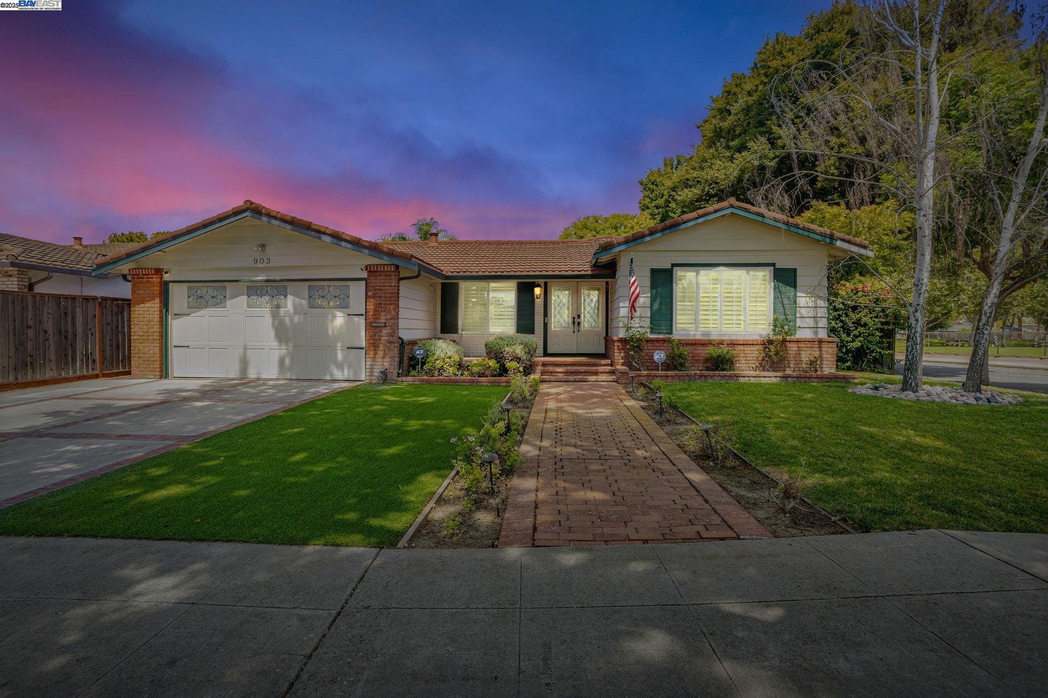 Detail Gallery Image 1 of 41 For 903 Lanewood Dr, San Jose,  CA 95125 - 4 Beds | 2 Baths