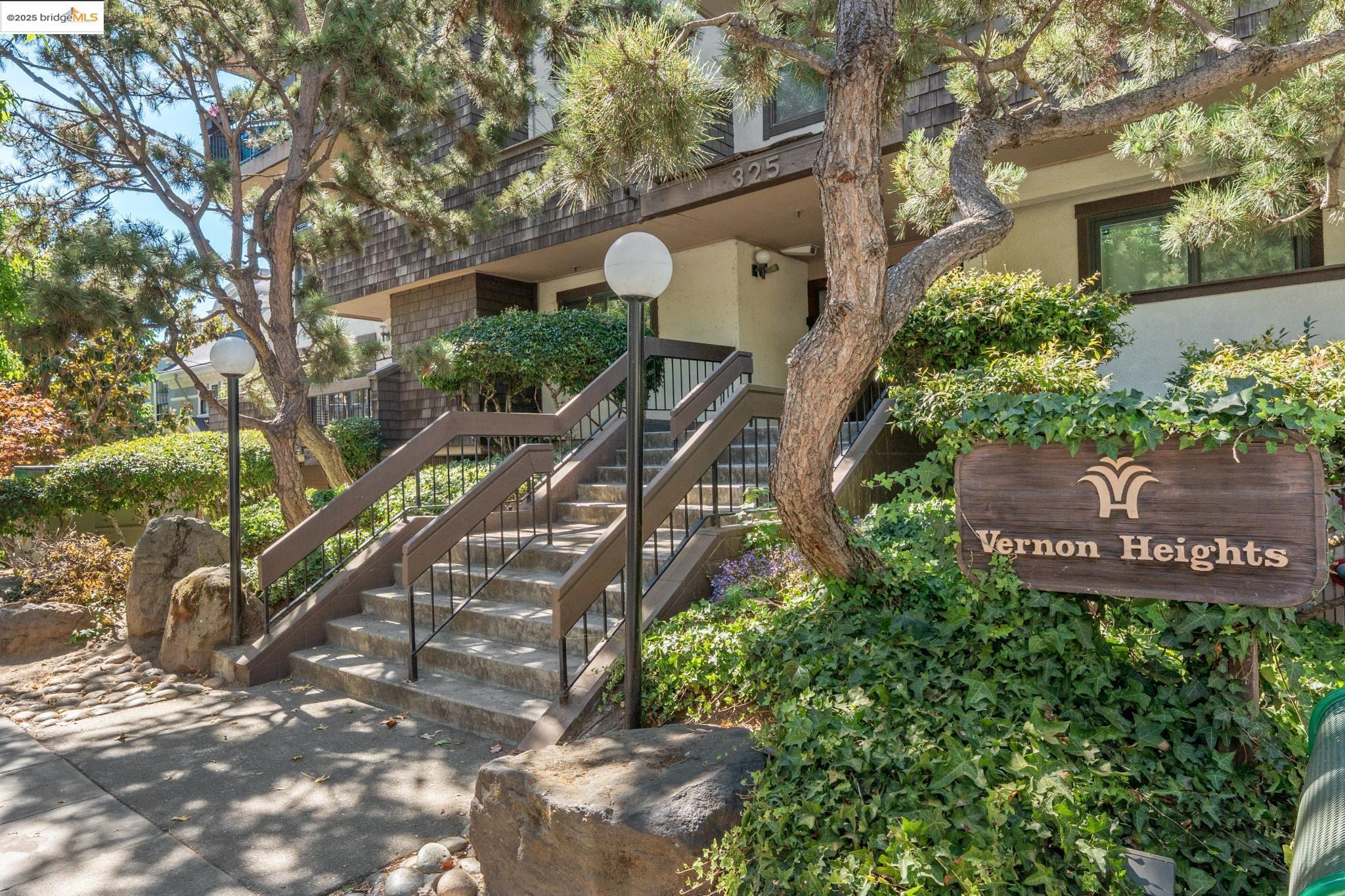Detail Gallery Image 3 of 33 For 325 Vernon St #105,  Oakland,  CA 94610 - 2 Beds | 2 Baths