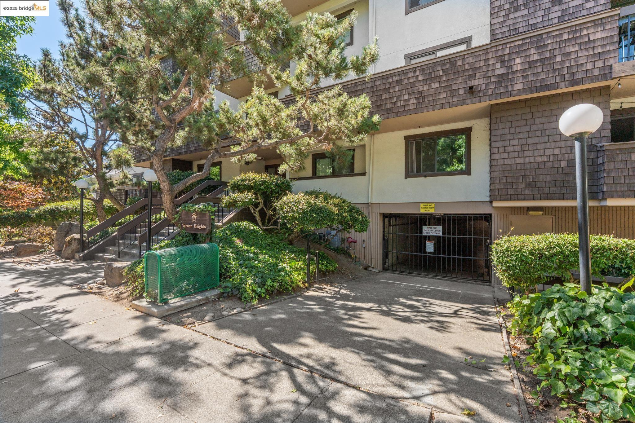 Detail Gallery Image 5 of 33 For 325 Vernon St #105,  Oakland,  CA 94610 - 2 Beds | 2 Baths