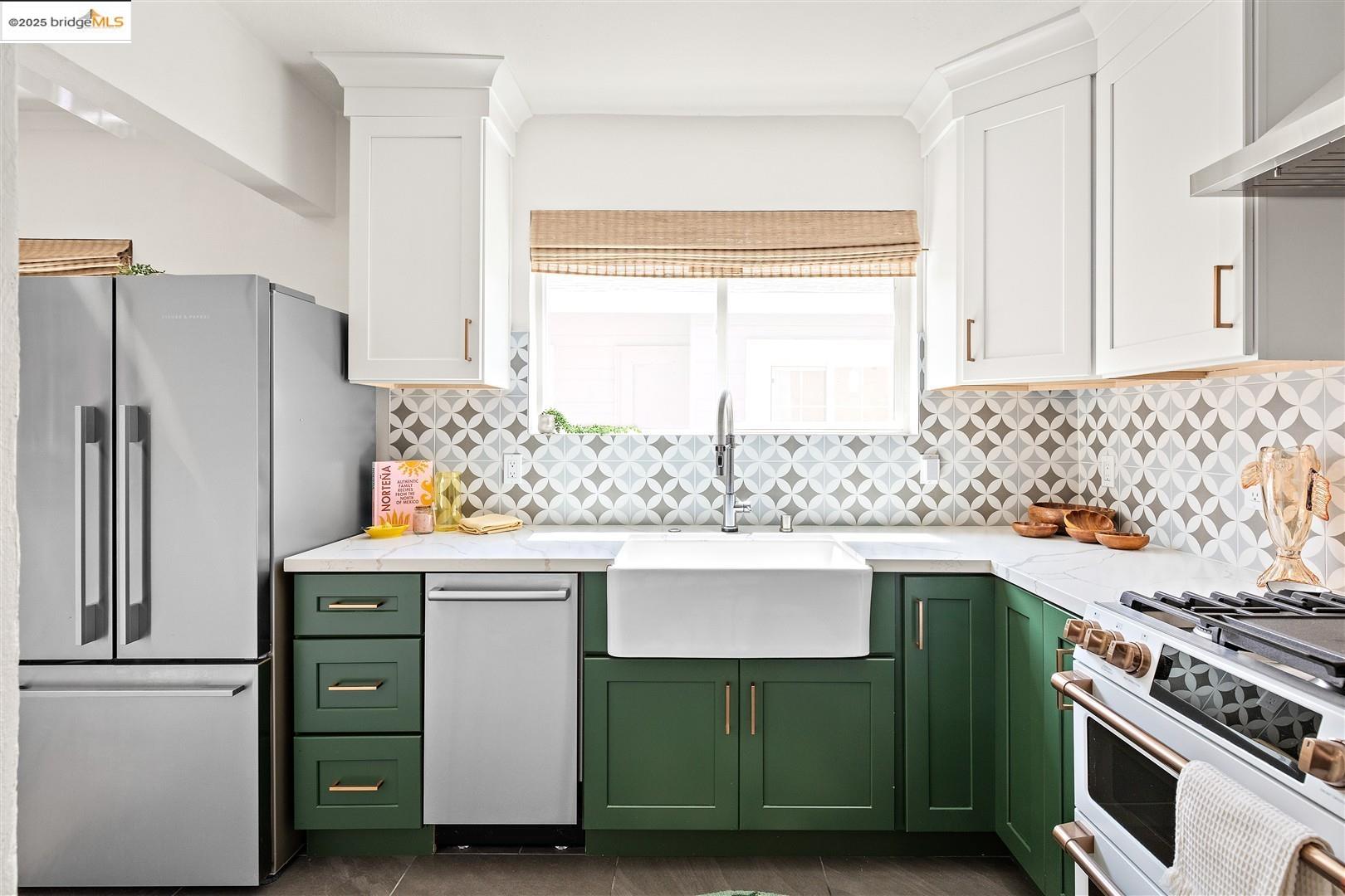 Detail Gallery Image 11 of 59 For 5524 Shattuck Ave, Oakland,  CA 94609 - 3 Beds | 2 Baths