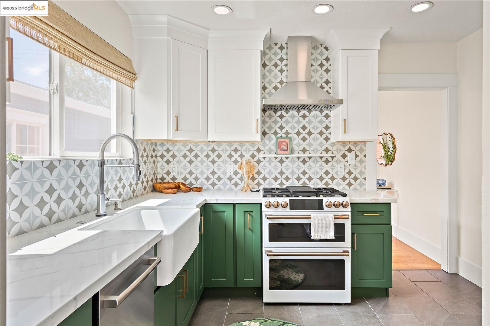 Detail Gallery Image 12 of 59 For 5524 Shattuck Ave, Oakland,  CA 94609 - 3 Beds | 2 Baths