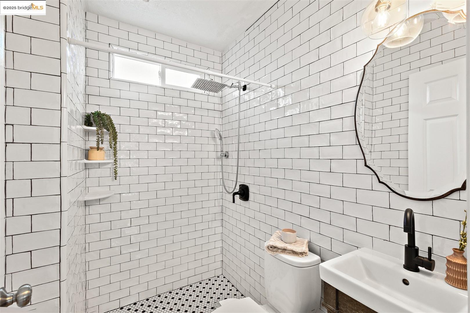 Detail Gallery Image 19 of 59 For 5524 Shattuck Ave, Oakland,  CA 94609 - 3 Beds | 2 Baths