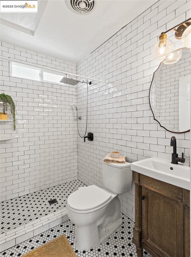Detail Gallery Image 20 of 59 For 5524 Shattuck Ave, Oakland,  CA 94609 - 3 Beds | 2 Baths