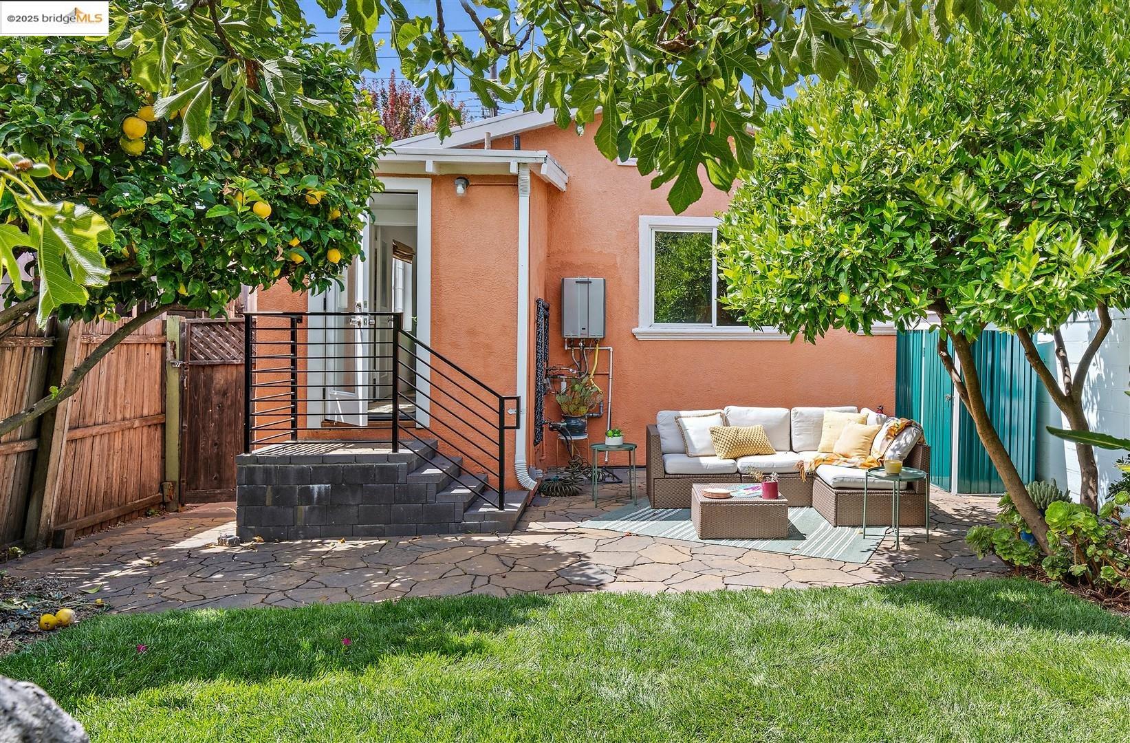 Detail Gallery Image 32 of 59 For 5524 Shattuck Ave, Oakland,  CA 94609 - 3 Beds | 2 Baths