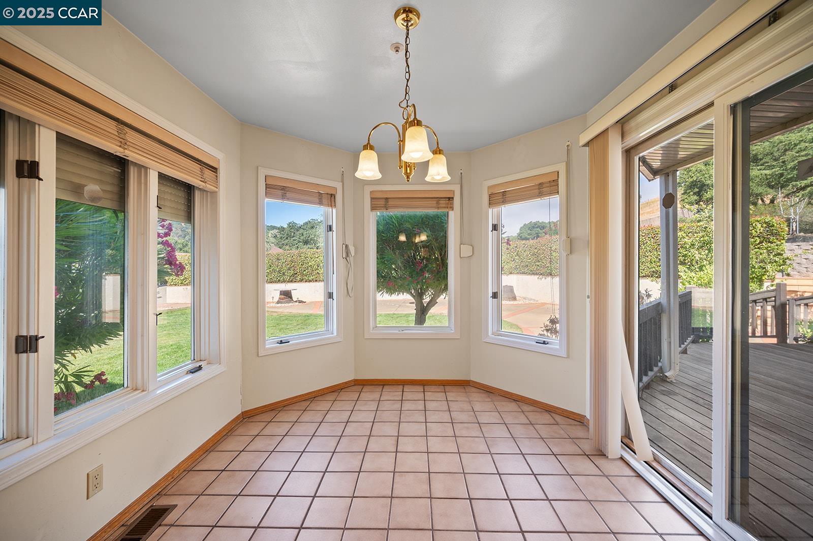 Detail Gallery Image 16 of 29 For 5278 Alhambra Valley Rd, Martinez,  CA 94553 - 5 Beds | 3 Baths