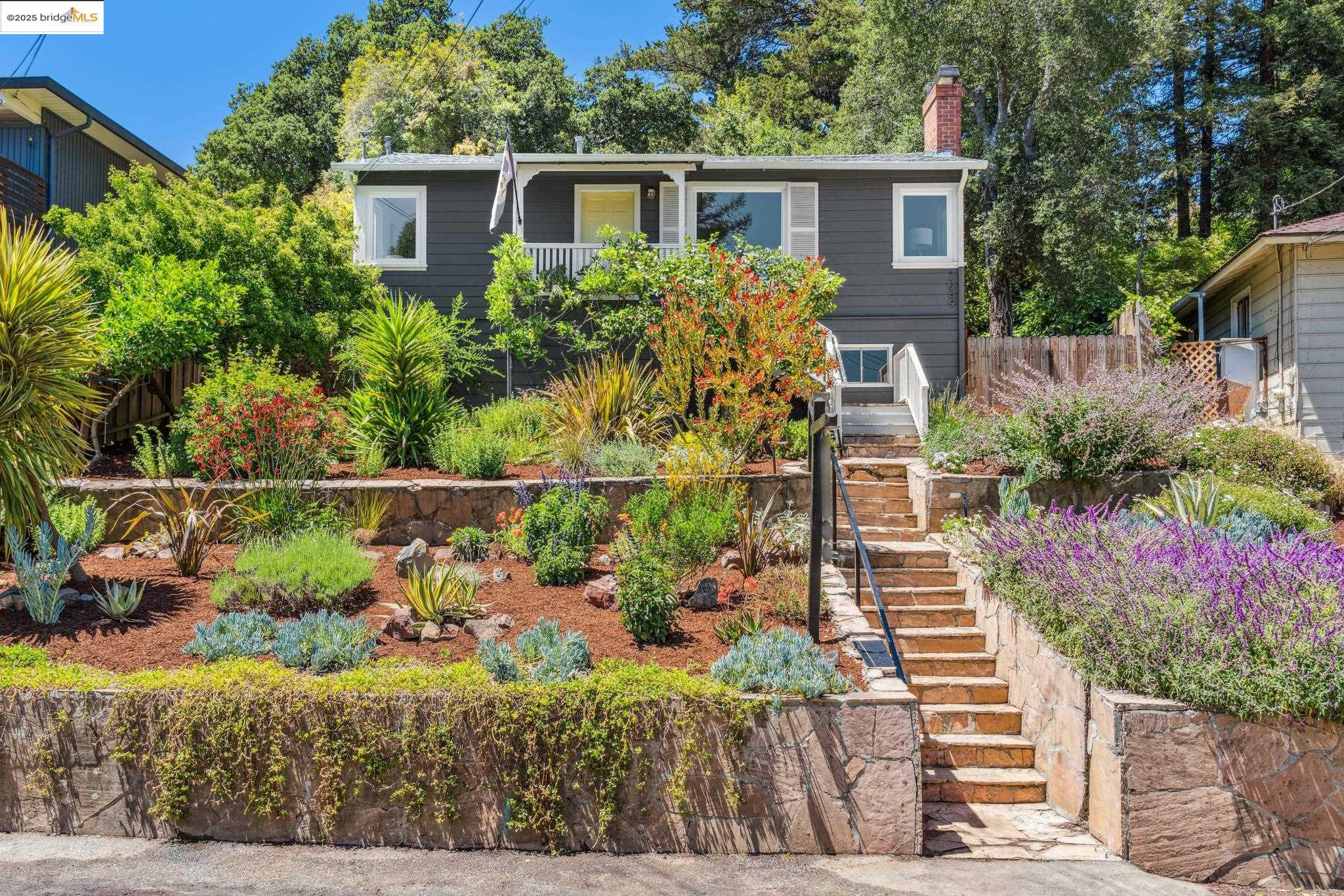 Detail Gallery Image 2 of 40 For 7069 Saroni Dr, Oakland,  CA 94611 - 2 Beds | 1 Baths