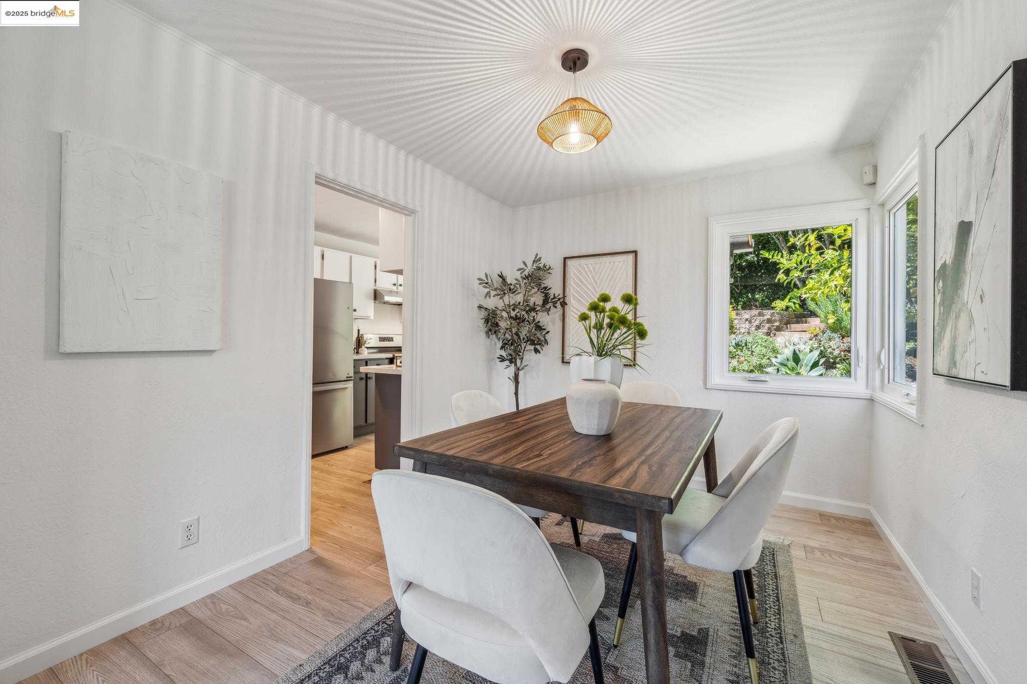 Detail Gallery Image 12 of 40 For 7069 Saroni Dr, Oakland,  CA 94611 - 2 Beds | 1 Baths