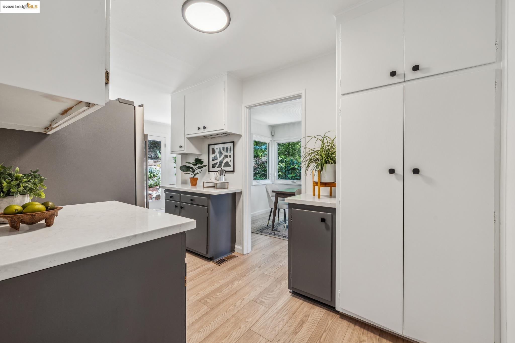 Detail Gallery Image 14 of 40 For 7069 Saroni Dr, Oakland,  CA 94611 - 2 Beds | 1 Baths