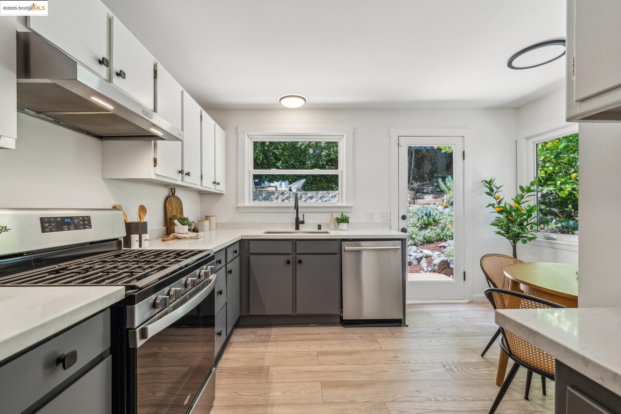 Detail Gallery Image 16 of 40 For 7069 Saroni Dr, Oakland,  CA 94611 - 2 Beds | 1 Baths