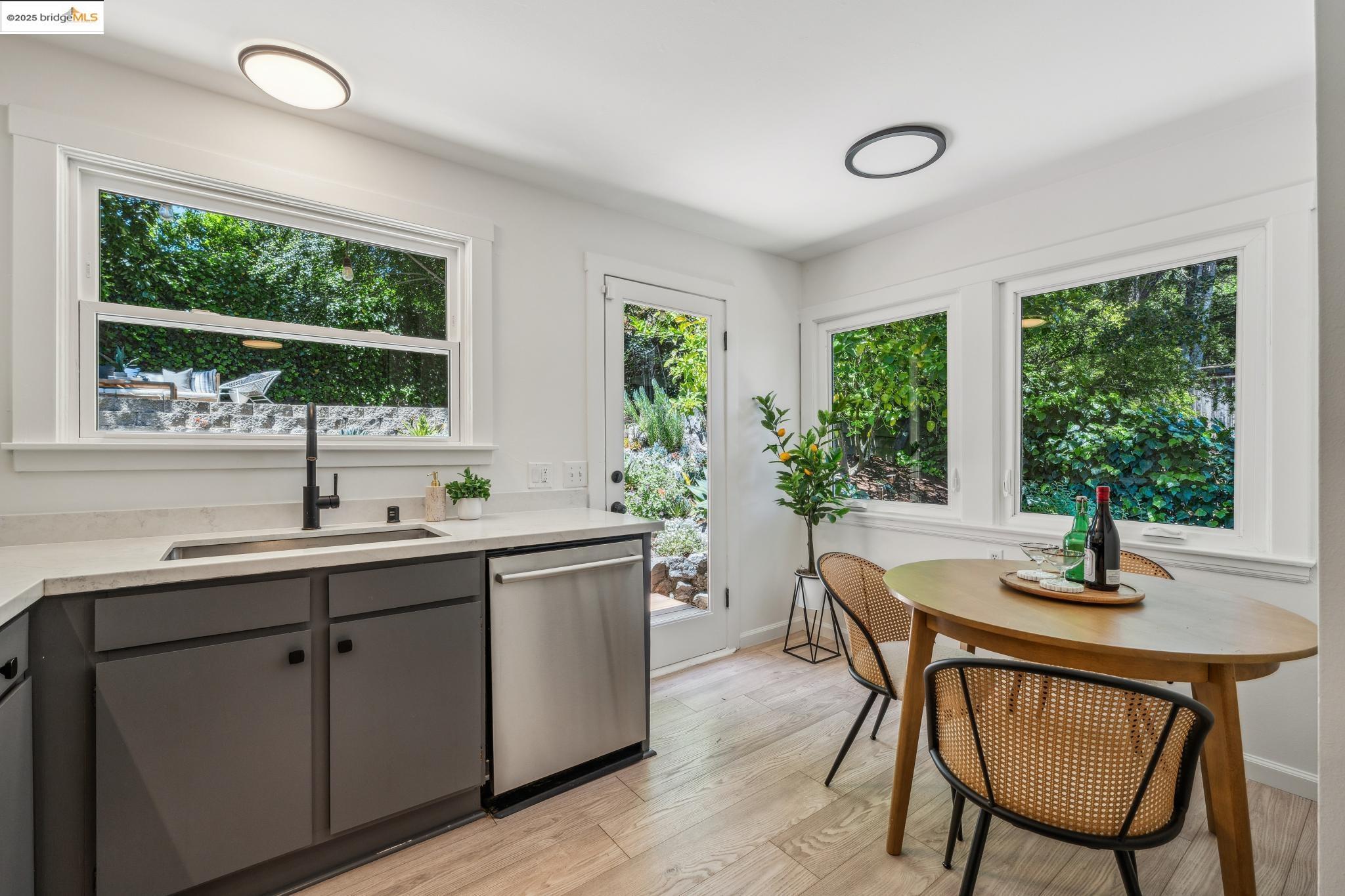 Detail Gallery Image 17 of 40 For 7069 Saroni Dr, Oakland,  CA 94611 - 2 Beds | 1 Baths