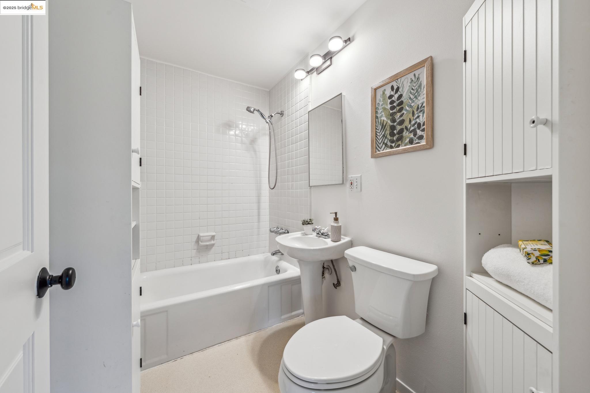 Detail Gallery Image 19 of 40 For 7069 Saroni Dr, Oakland,  CA 94611 - 2 Beds | 1 Baths