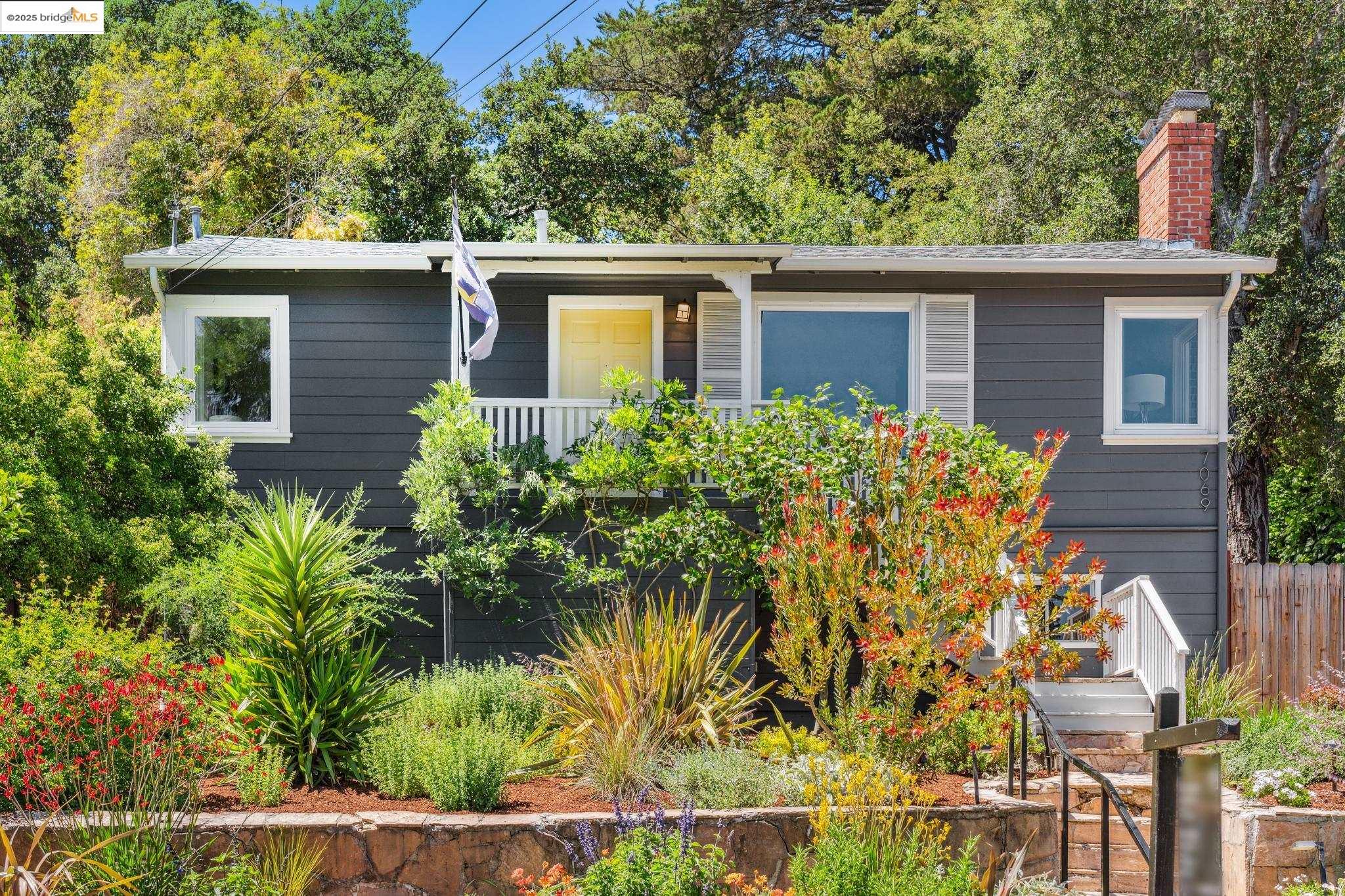 Detail Gallery Image 3 of 40 For 7069 Saroni Dr, Oakland,  CA 94611 - 2 Beds | 1 Baths