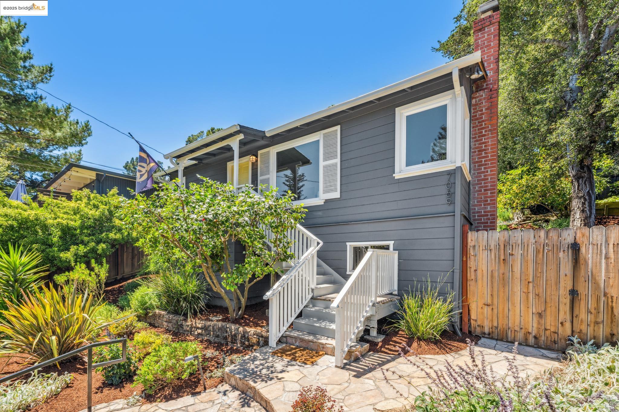 Detail Gallery Image 4 of 40 For 7069 Saroni Dr, Oakland,  CA 94611 - 2 Beds | 1 Baths