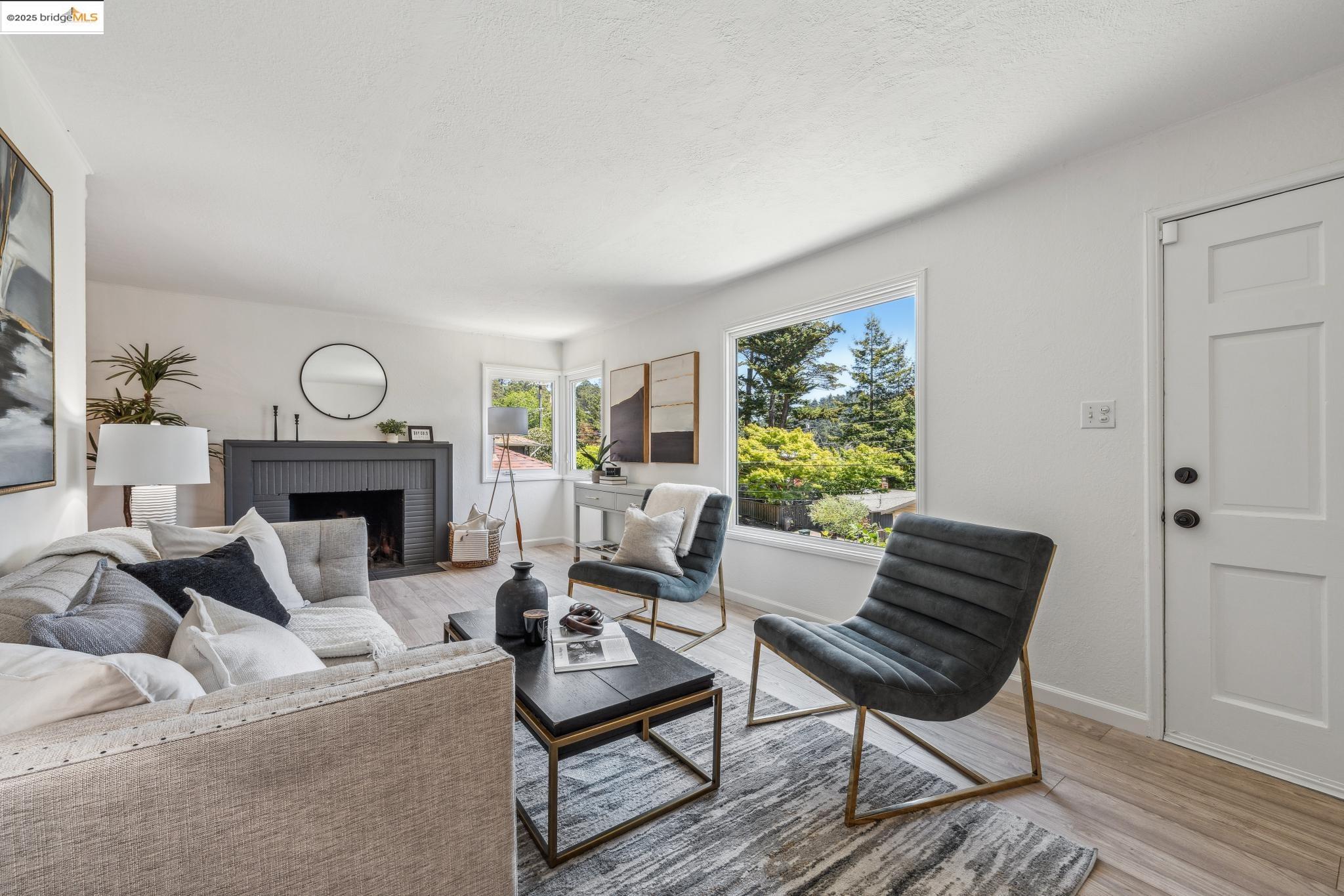 Detail Gallery Image 7 of 40 For 7069 Saroni Dr, Oakland,  CA 94611 - 2 Beds | 1 Baths
