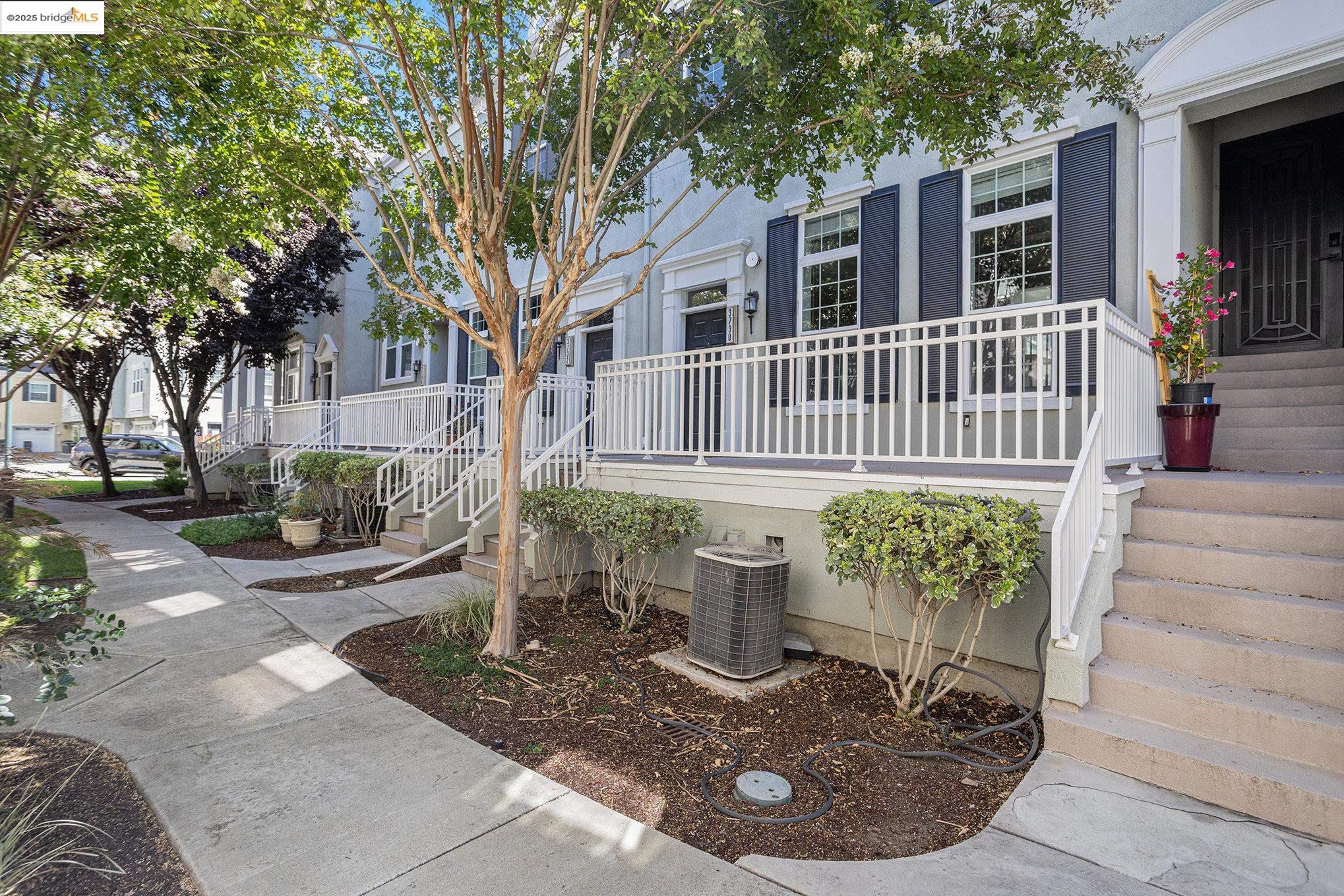 Detail Gallery Image 3 of 34 For 3730 Whitworth Dr, Dublin,  CA 94568 - 4 Beds | 3/1 Baths