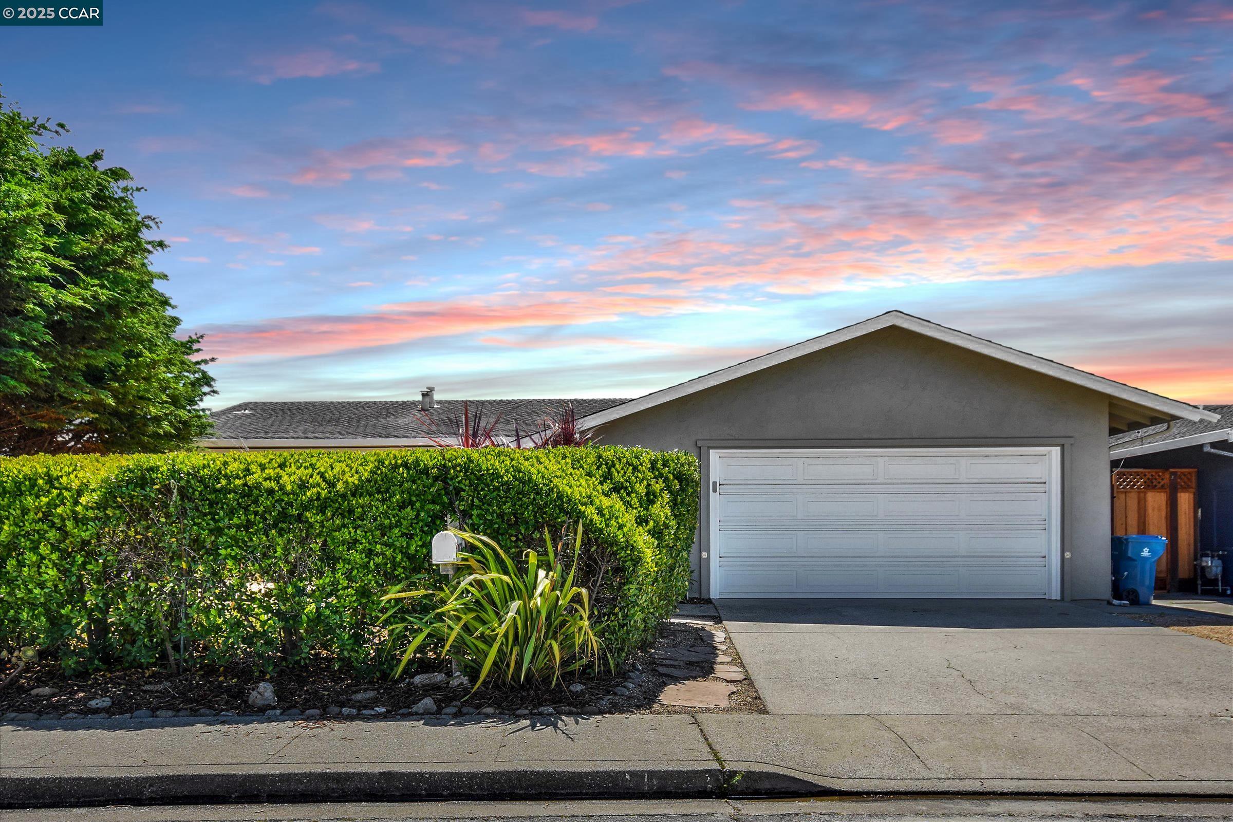 Detail Gallery Image 1 of 43 For 423 Casa Del Mar Dr, Half Moon Bay,  CA 94019 - 4 Beds | 2 Baths