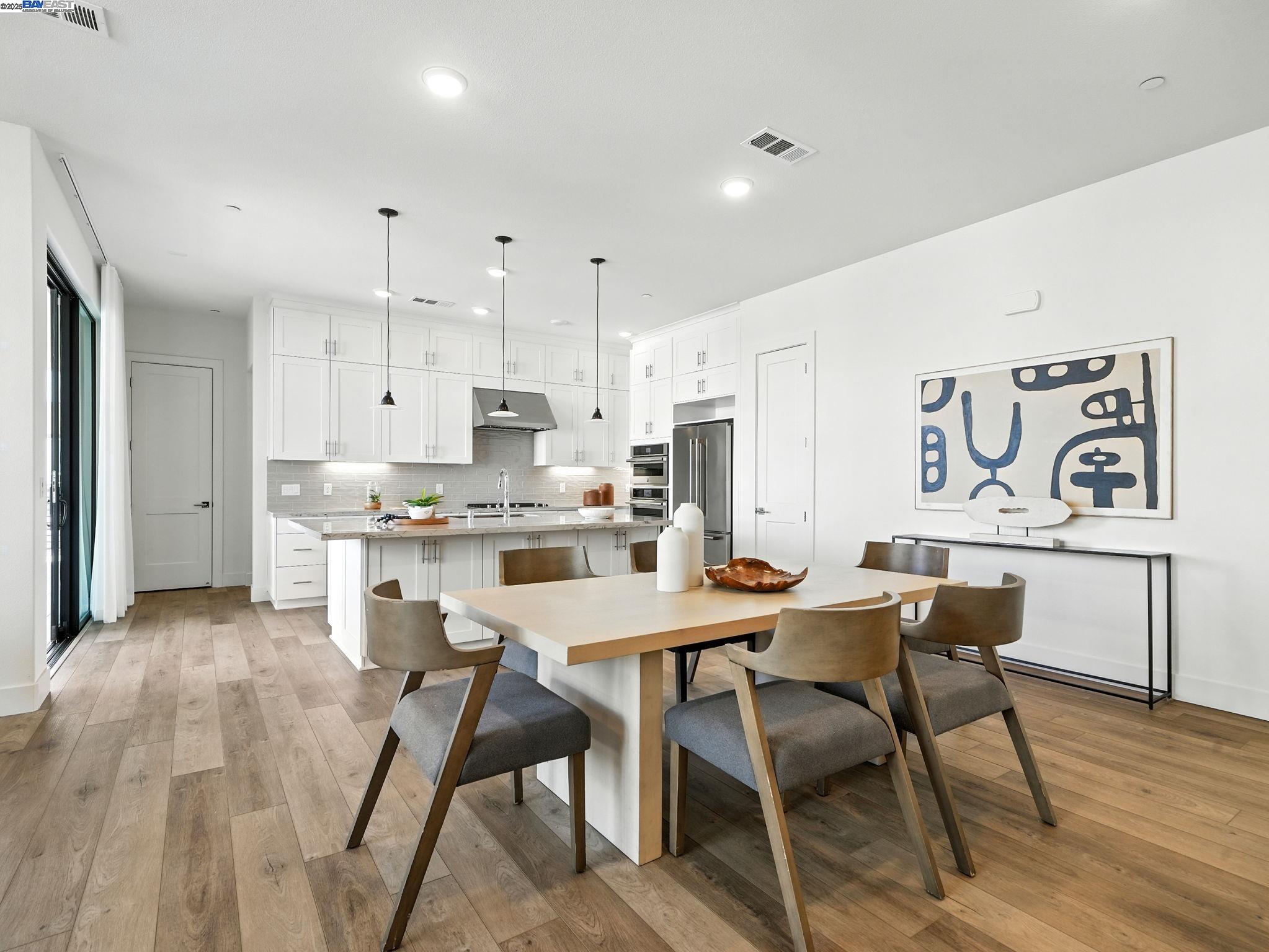 Detail Gallery Image 4 of 32 For 1748 Kilowatt #301,  Fremont,  CA 94538 - 3 Beds | 2/1 Baths