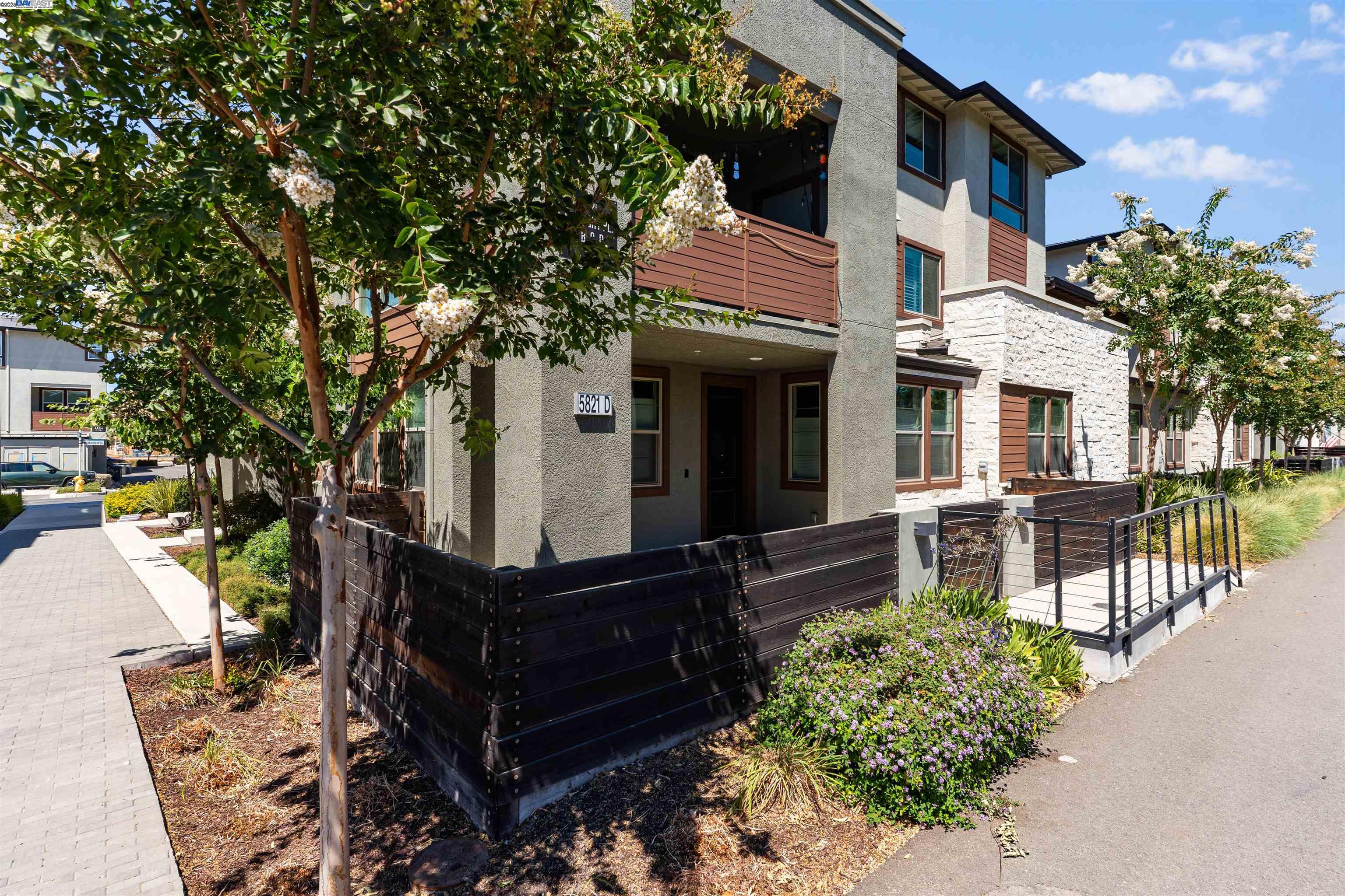Detail Gallery Image 5 of 45 For 5821 Midnight Pl #D,  Dublin,  CA 94568 - 3 Beds | 2 Baths