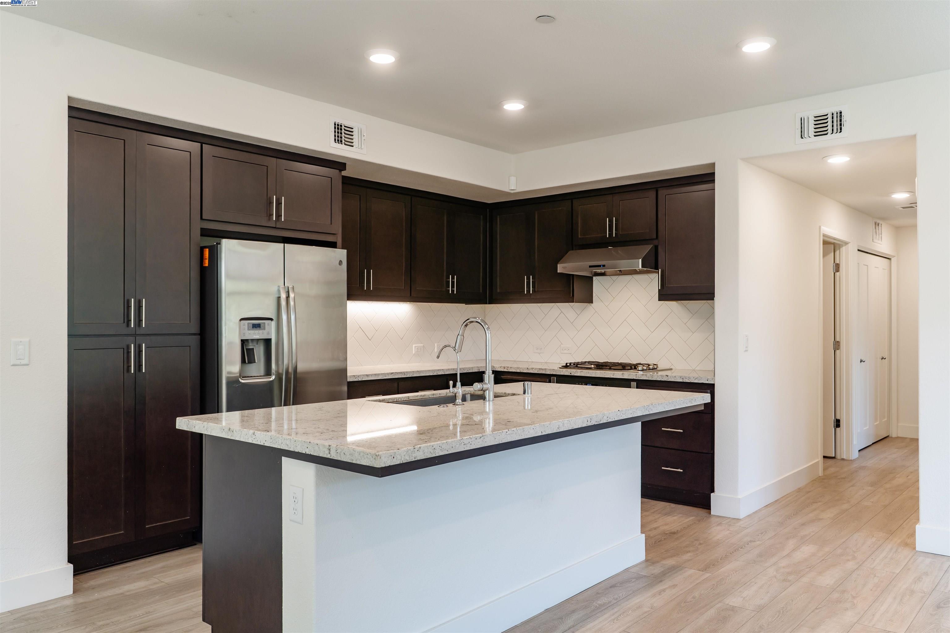 Detail Gallery Image 7 of 45 For 5821 Midnight Pl #D,  Dublin,  CA 94568 - 3 Beds | 2 Baths