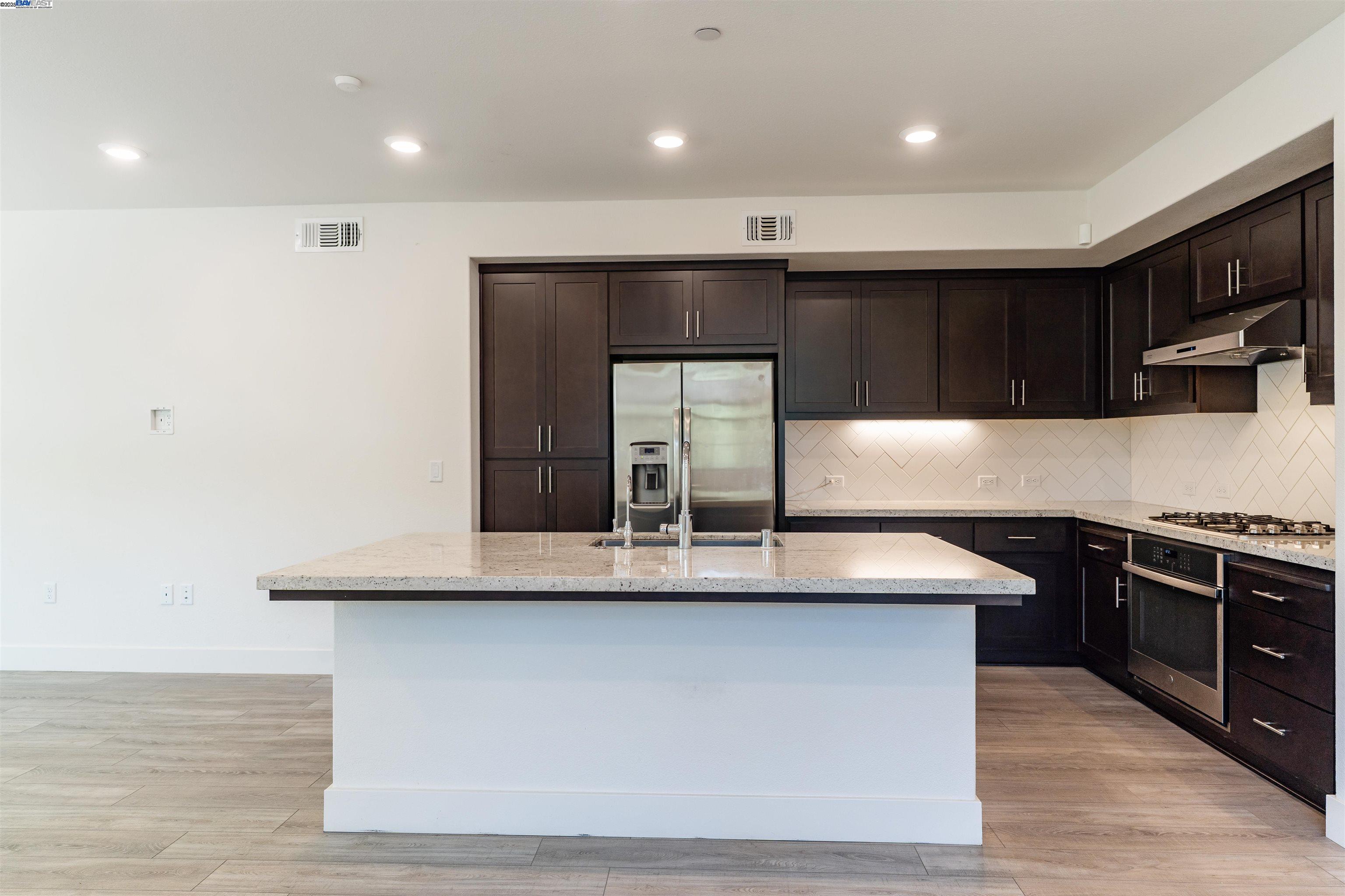 Detail Gallery Image 8 of 45 For 5821 Midnight Pl #D,  Dublin,  CA 94568 - 3 Beds | 2 Baths