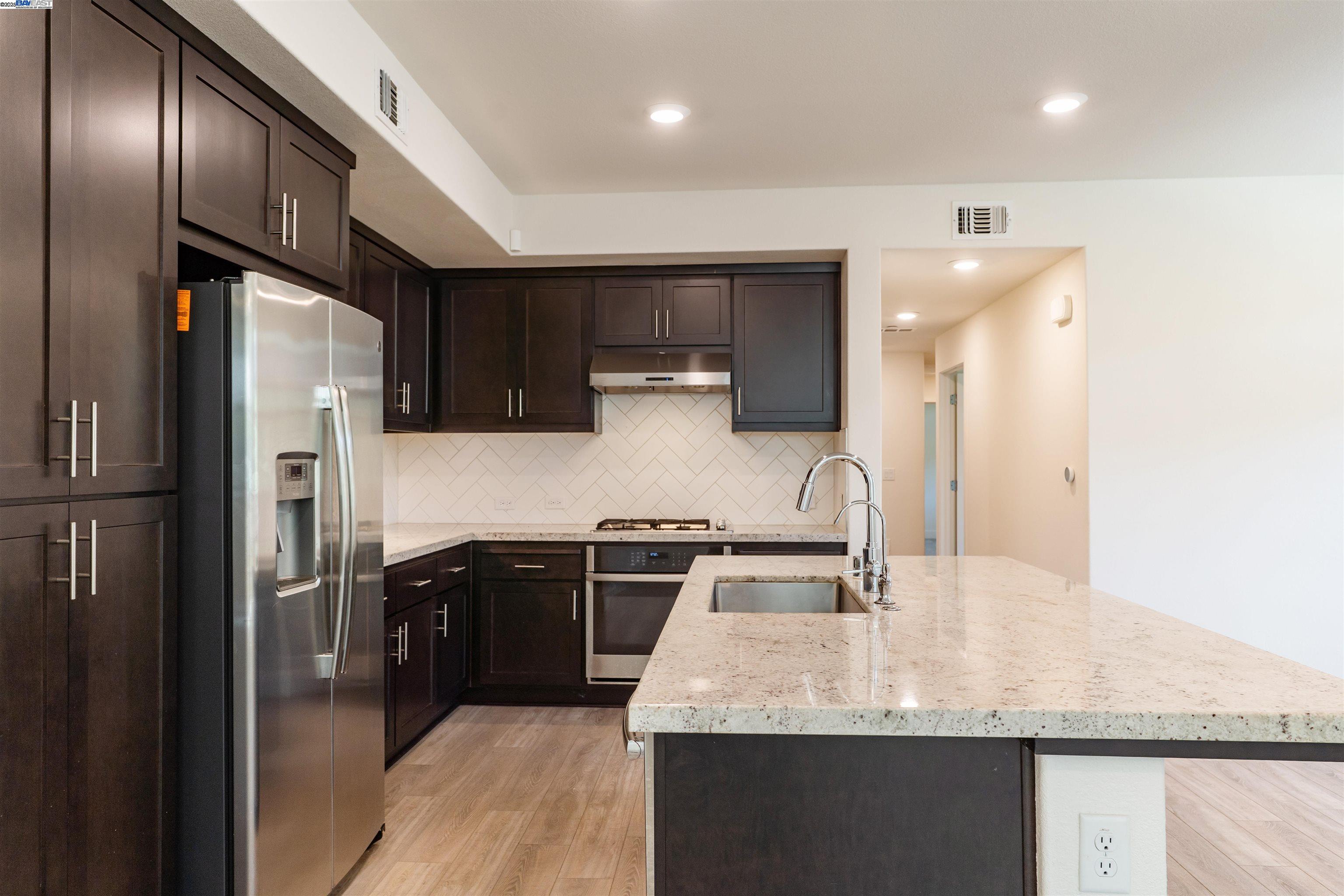 Detail Gallery Image 9 of 45 For 5821 Midnight Pl #D,  Dublin,  CA 94568 - 3 Beds | 2 Baths