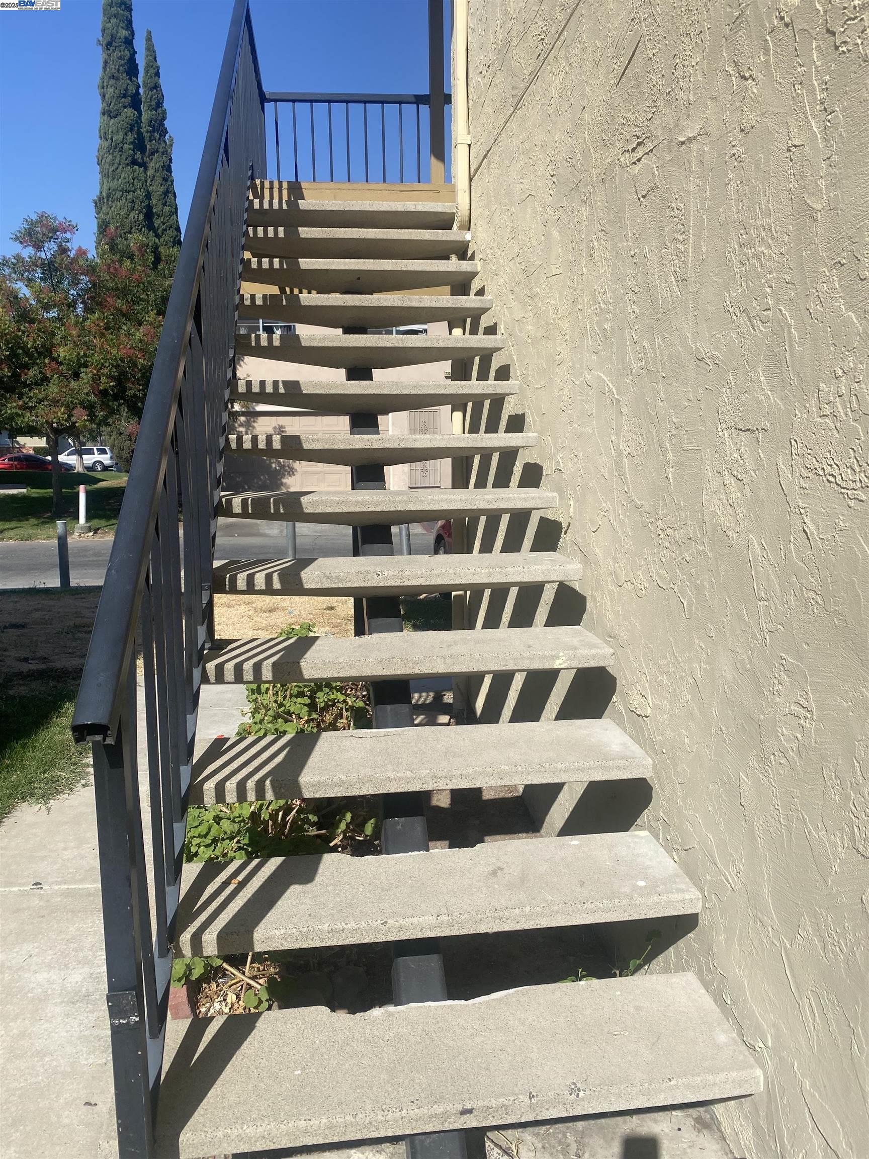 Detail Gallery Image 3 of 13 For 2304 Peppertree #4,  Antioch,  CA 94509 - 2 Beds | 1 Baths