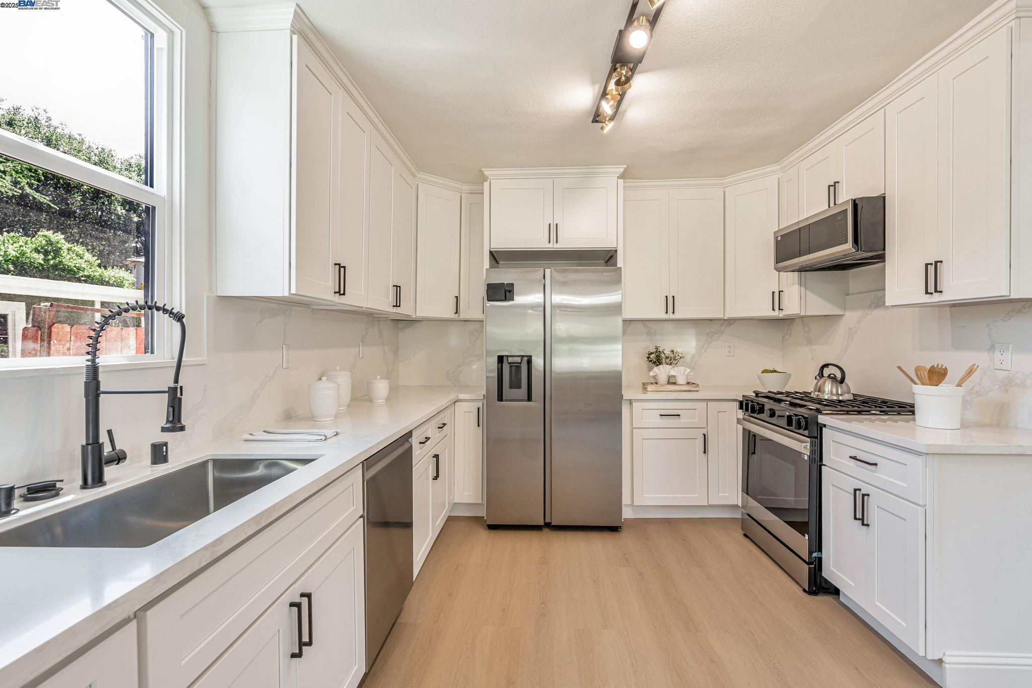 Detail Gallery Image 11 of 36 For 6927 Sunkist Dr, Oakland,  CA 94605 - 4 Beds | 2 Baths