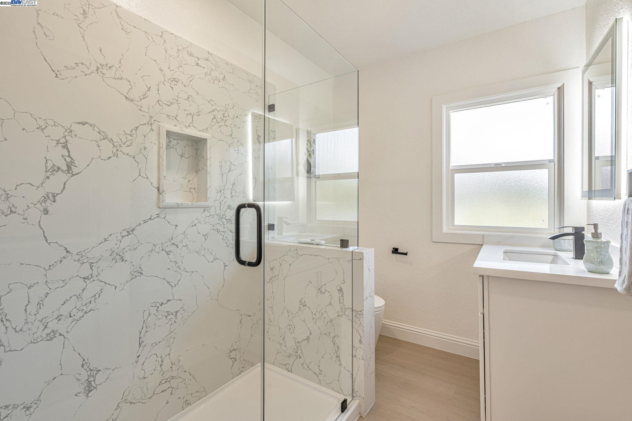 Detail Gallery Image 27 of 36 For 6927 Sunkist Dr, Oakland,  CA 94605 - 4 Beds | 2 Baths
