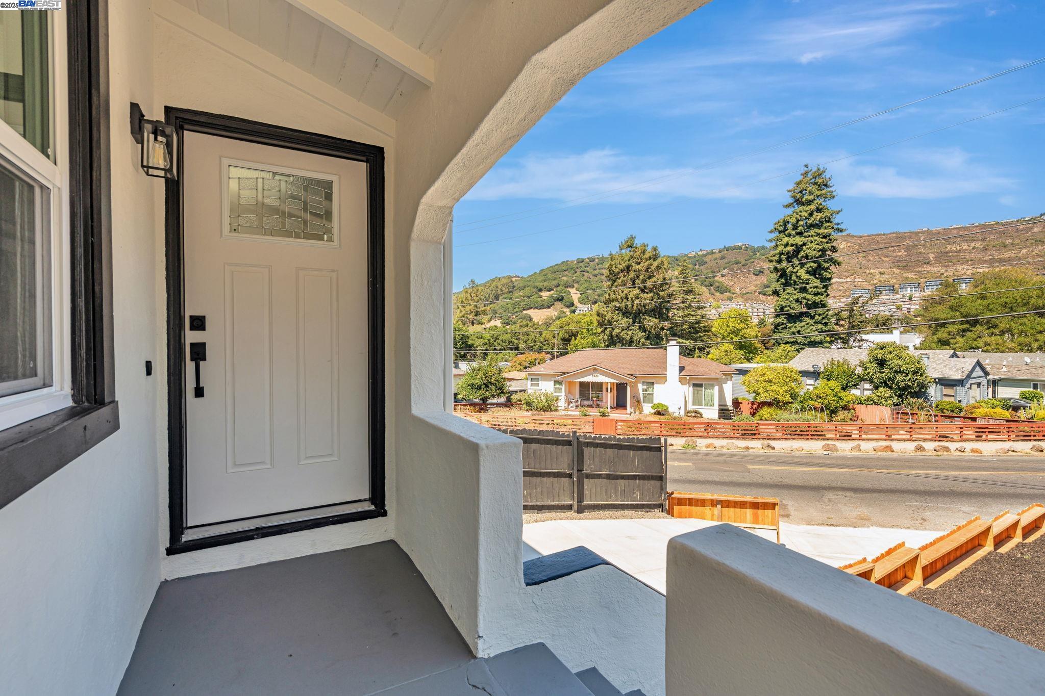 Detail Gallery Image 3 of 36 For 6927 Sunkist Dr, Oakland,  CA 94605 - 4 Beds | 2 Baths