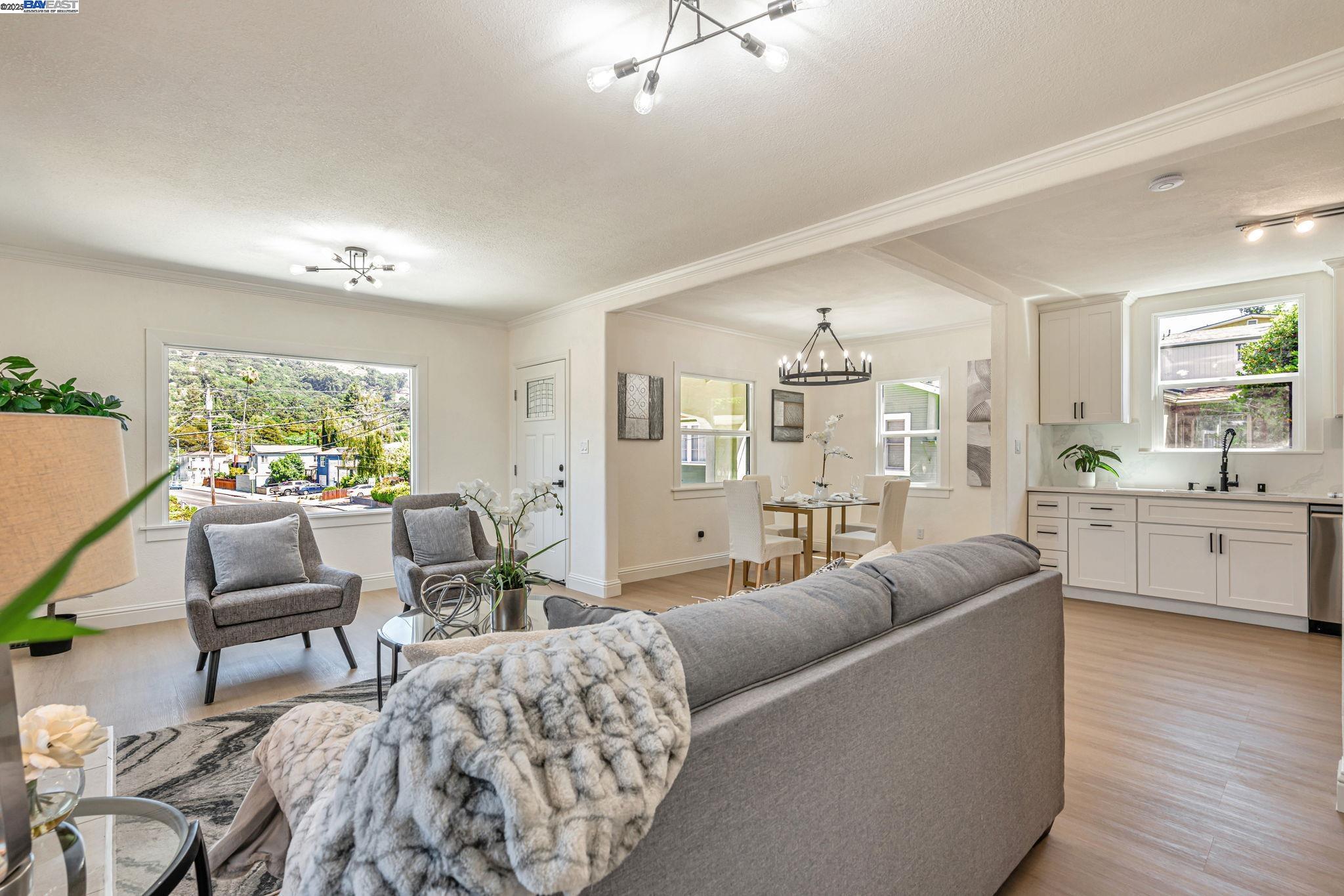 Detail Gallery Image 6 of 36 For 6927 Sunkist Dr, Oakland,  CA 94605 - 4 Beds | 2 Baths