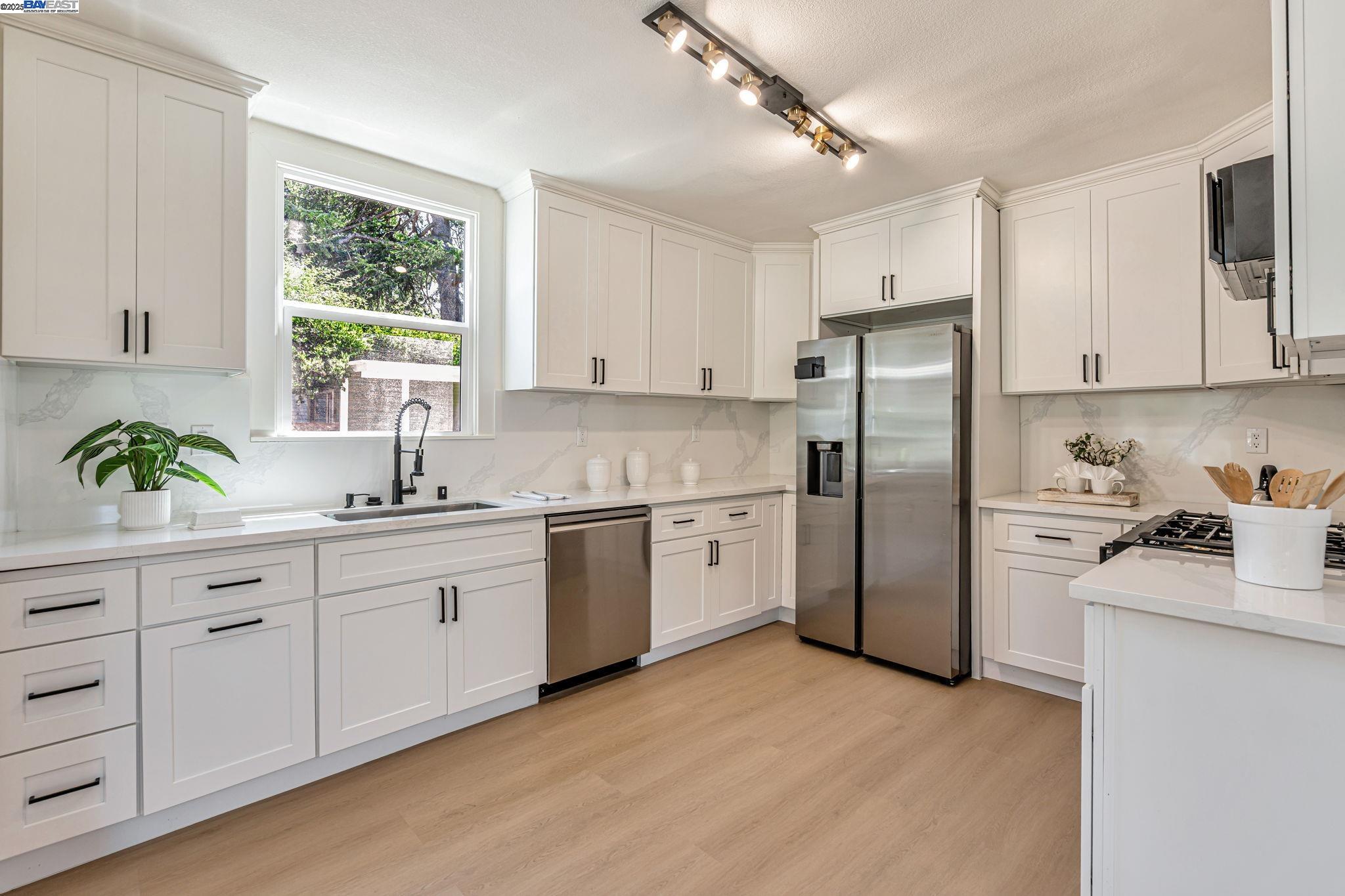 Detail Gallery Image 8 of 36 For 6927 Sunkist Dr, Oakland,  CA 94605 - 4 Beds | 2 Baths