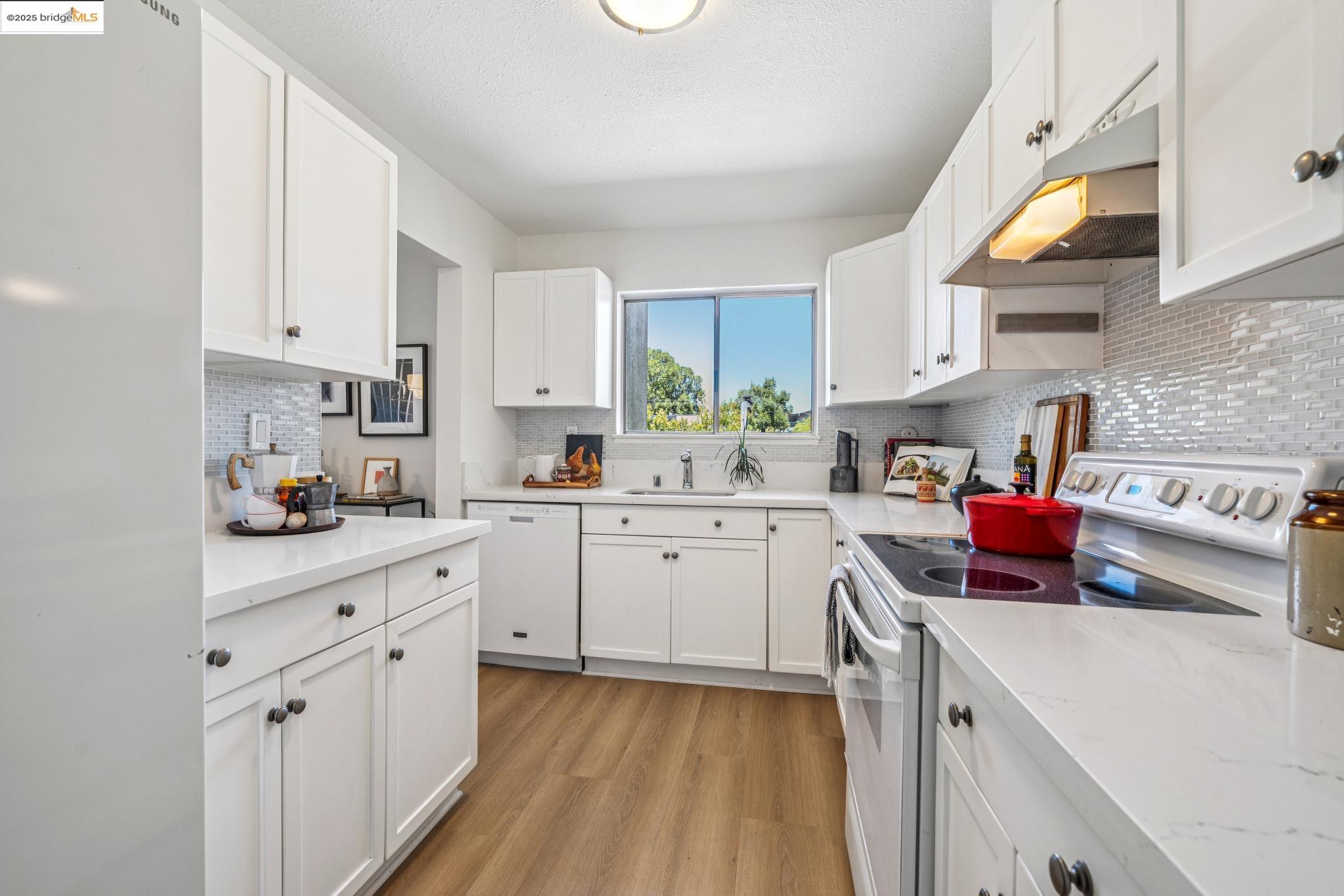 Detail Gallery Image 11 of 34 For 466 Crescent St #401,  Oakland,  CA 94610 - 3 Beds | 2 Baths